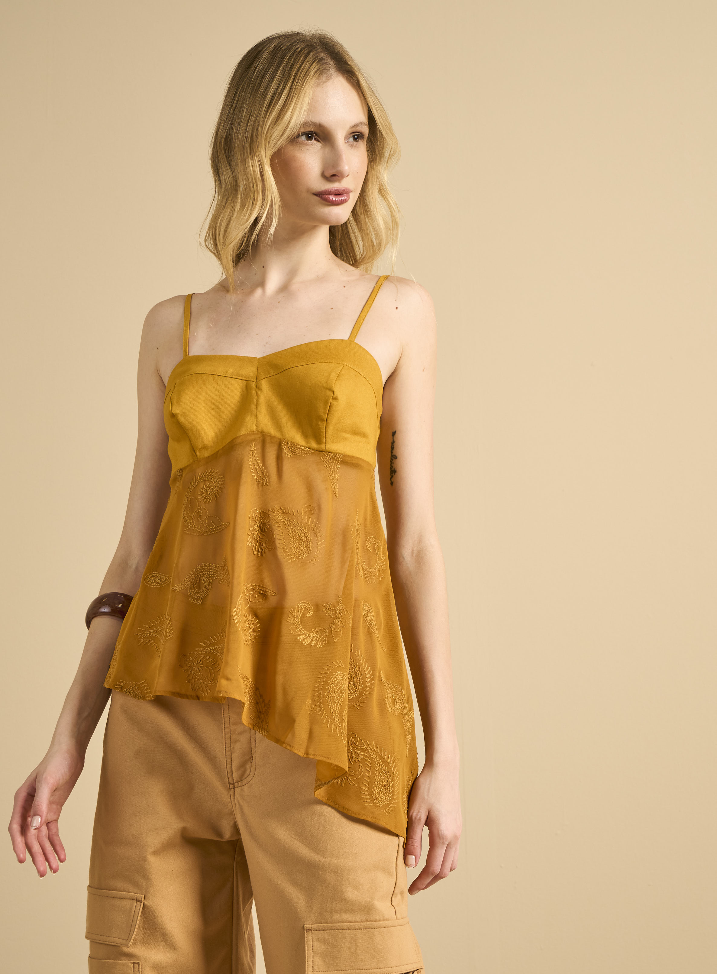 BLUSA BORDADA DETALHE LINHO P AMARELO SWIFT
