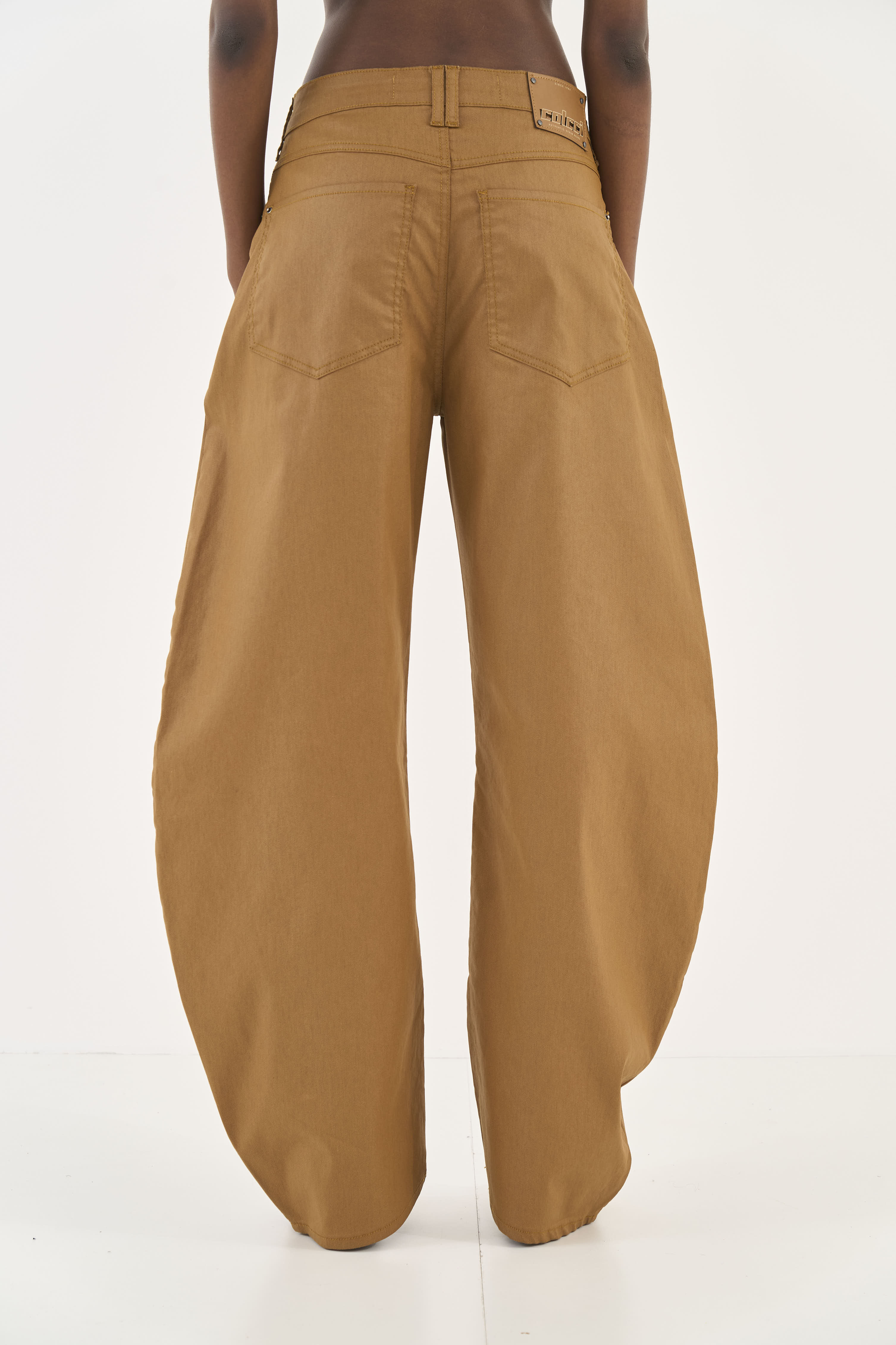 CALÇA SARJA LEONI LOW RESINADA 42 MARROM DROME