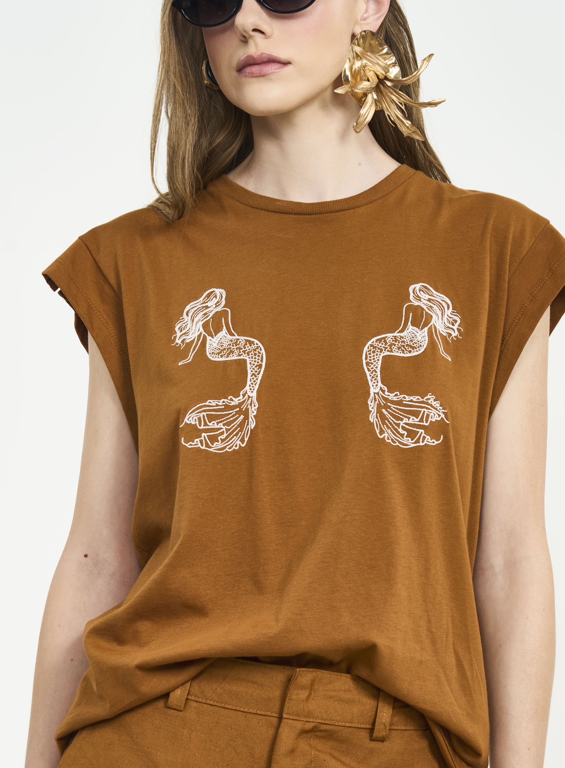 CAMISETA BORDADA P MARROM DROME