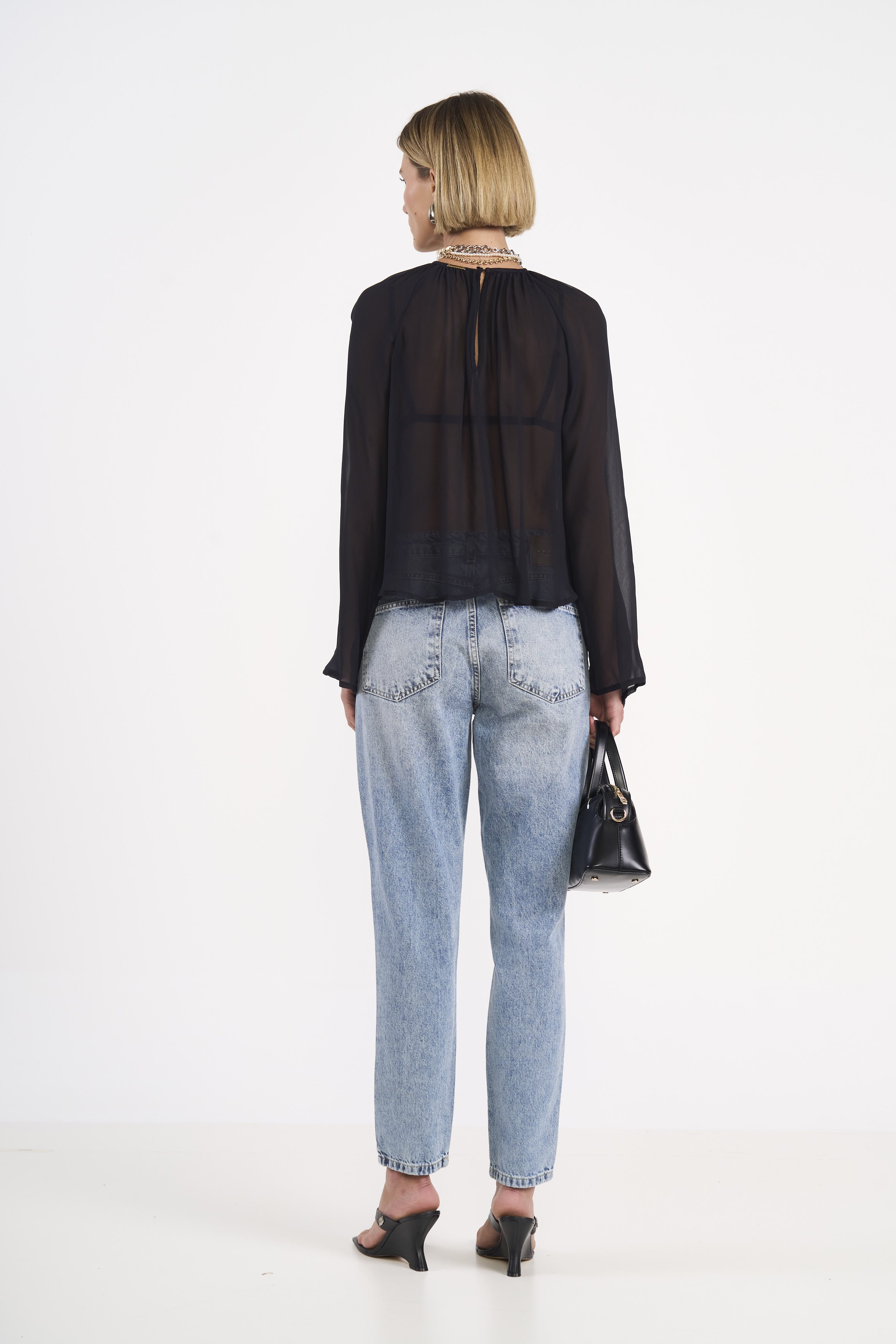 CALÇA JEANS BRUNA COM BORDADO MANUAL 40 INDIGO