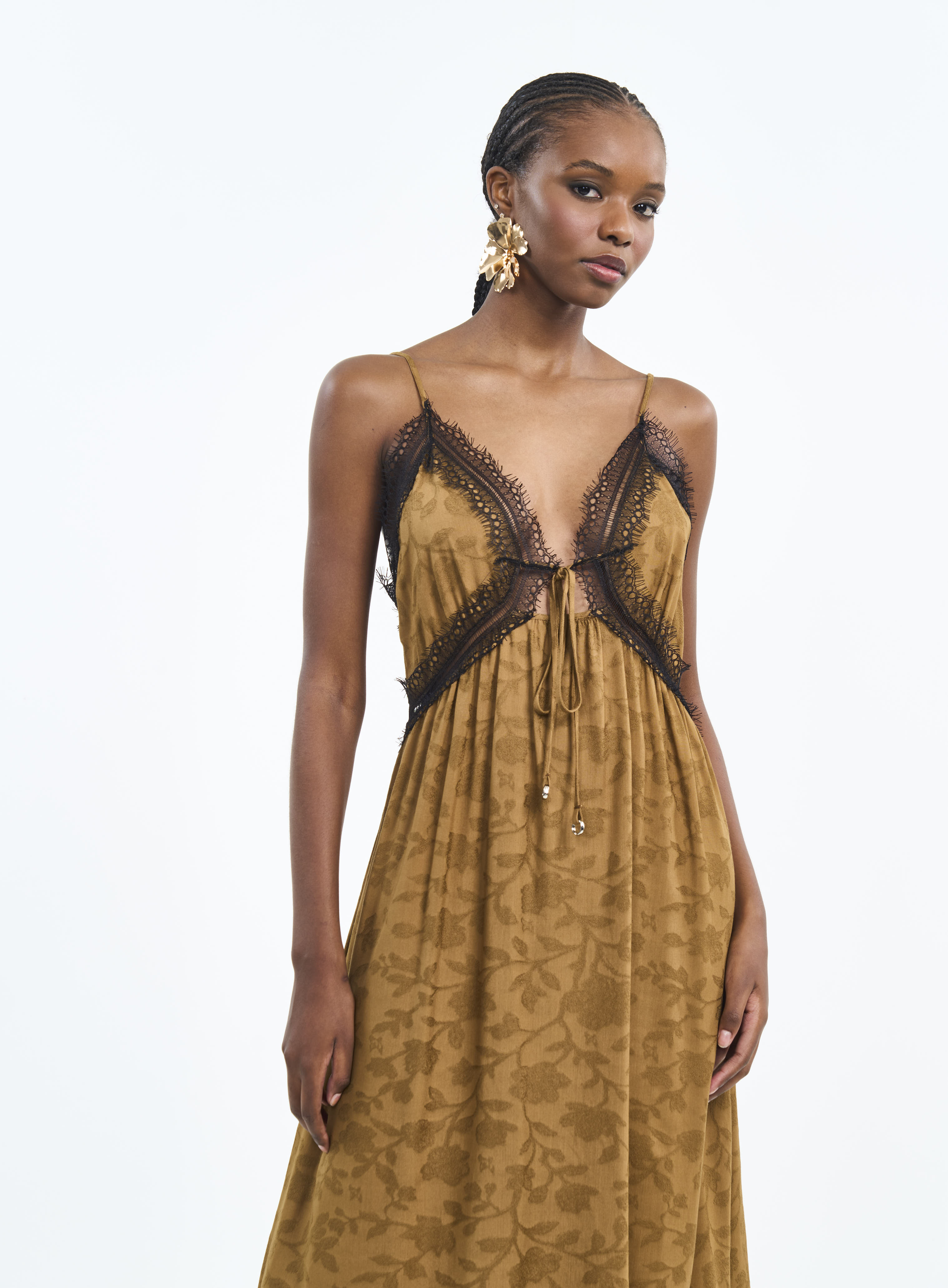 VESTIDO JACQUARD DETALHE RENDA M MARROM CUMARU