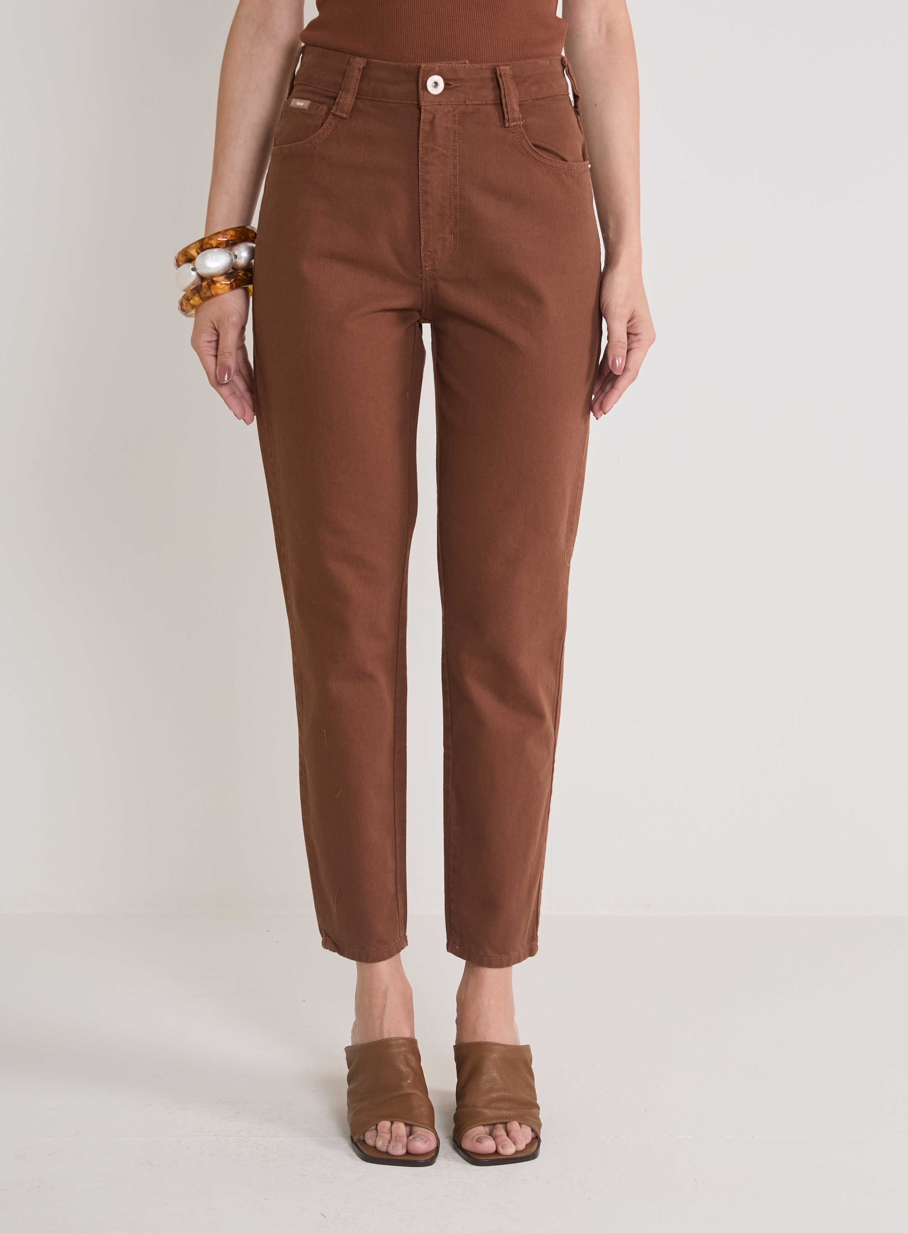 CALÇA SARJA LOLA 38 MARROM IMBUIA