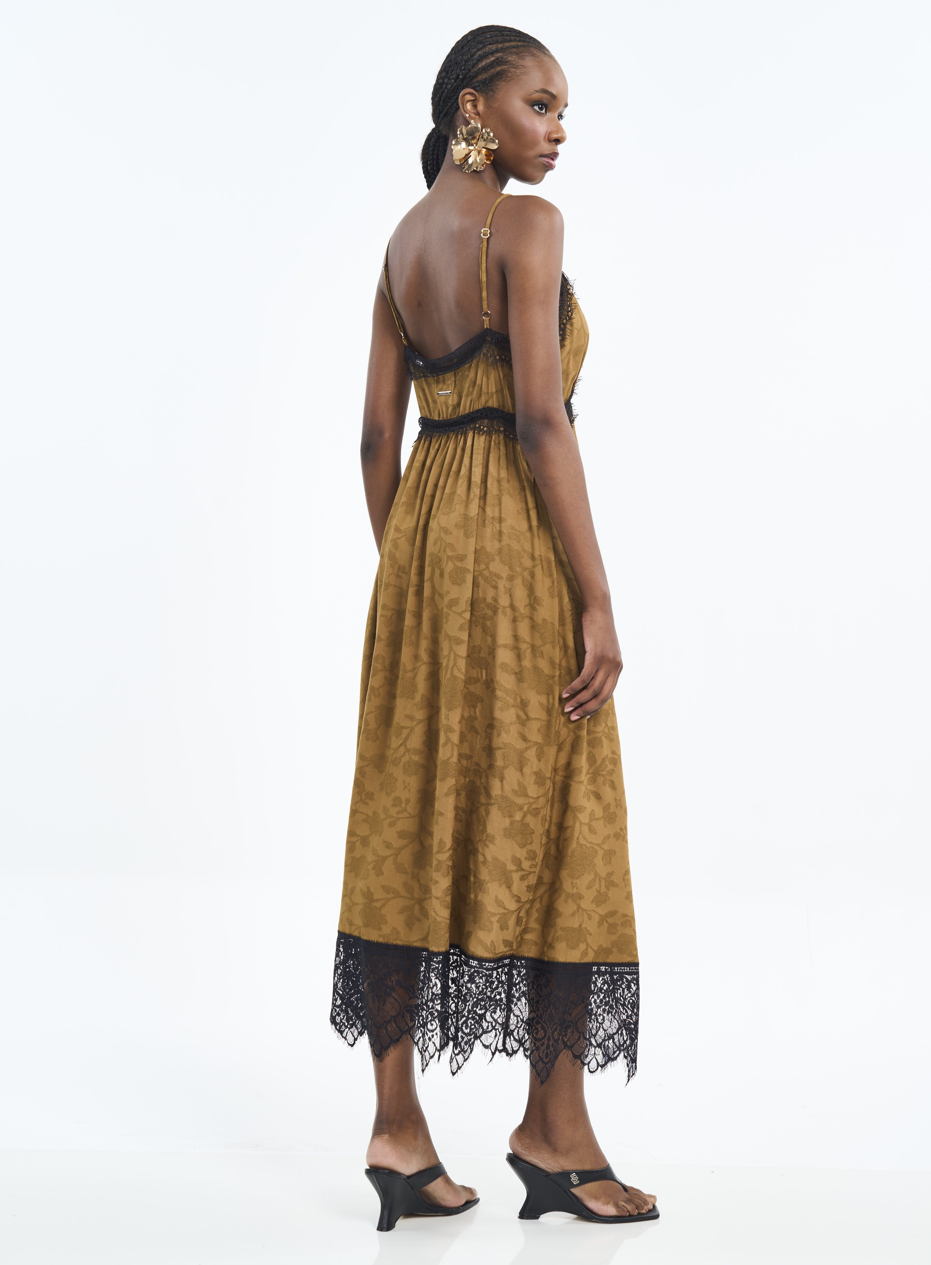 VESTIDO JACQUARD DETALHE RENDA P MARROM CUMARU