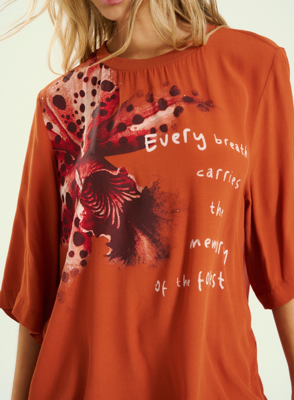 BLUSA ESTAMPADA COM APLICAÇÃO GG MARROM CARAMEL