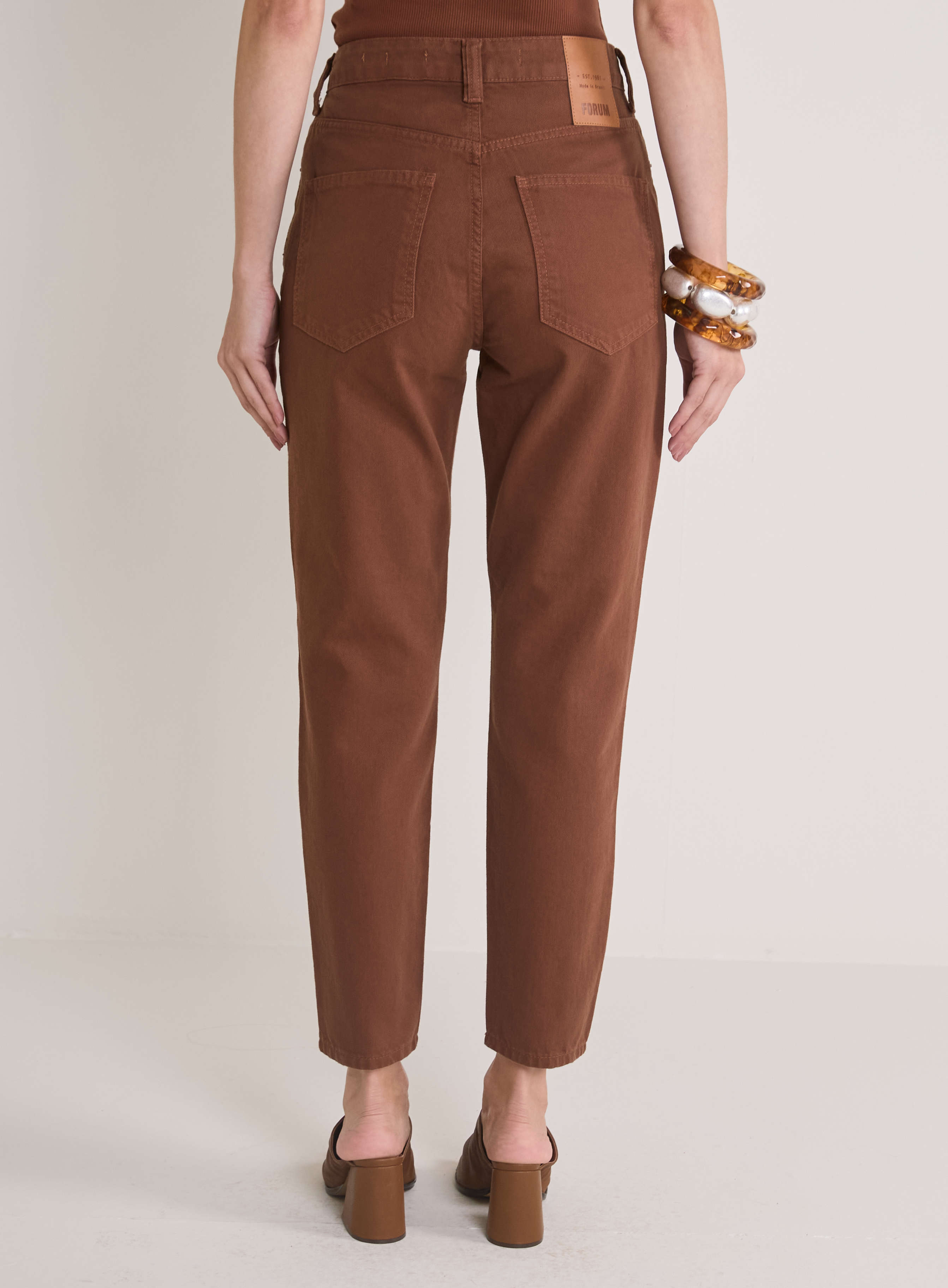 CALÇA SARJA LOLA 38 MARROM IMBUIA