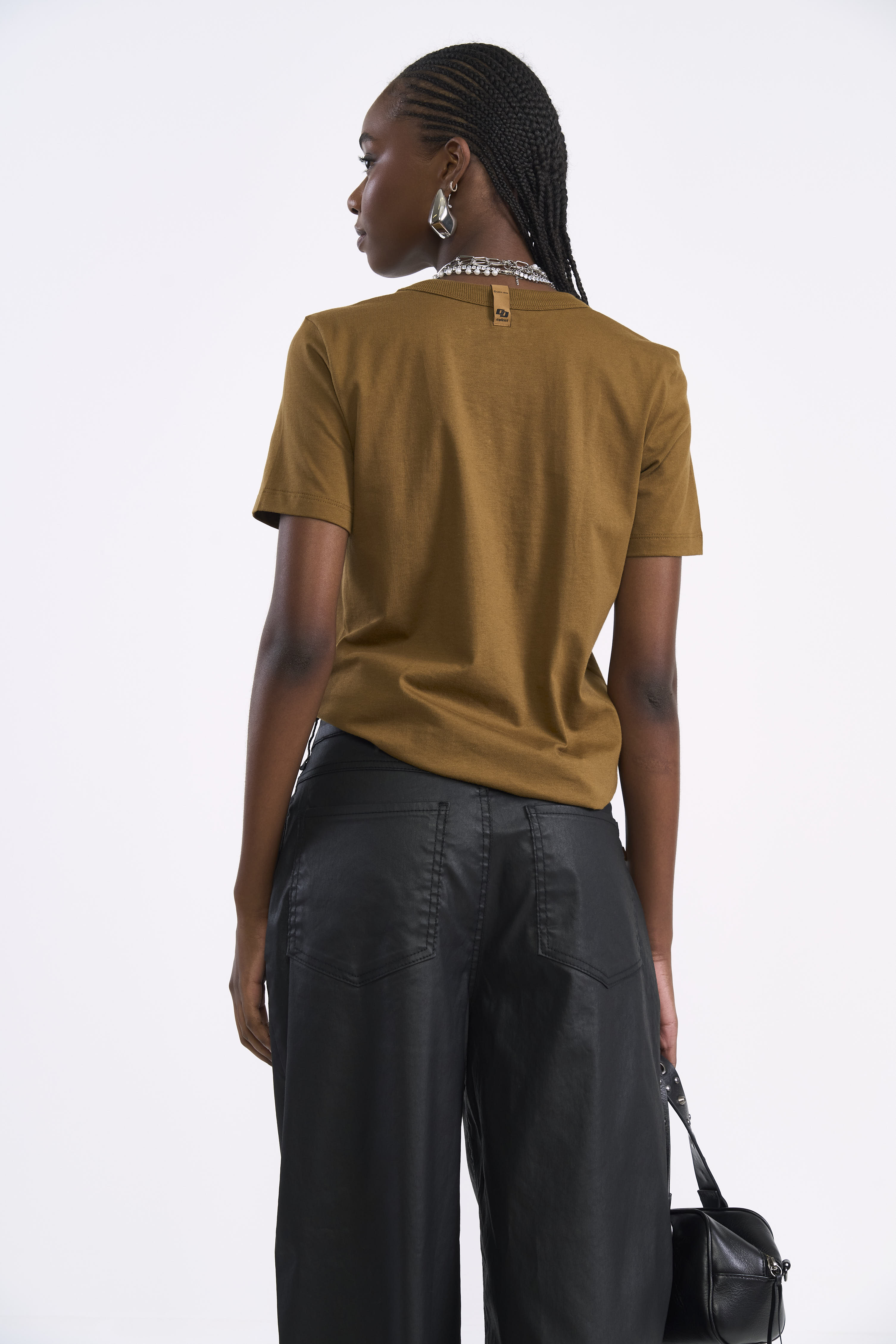 CAMISETA COLCCI G MARROM CUMARU
