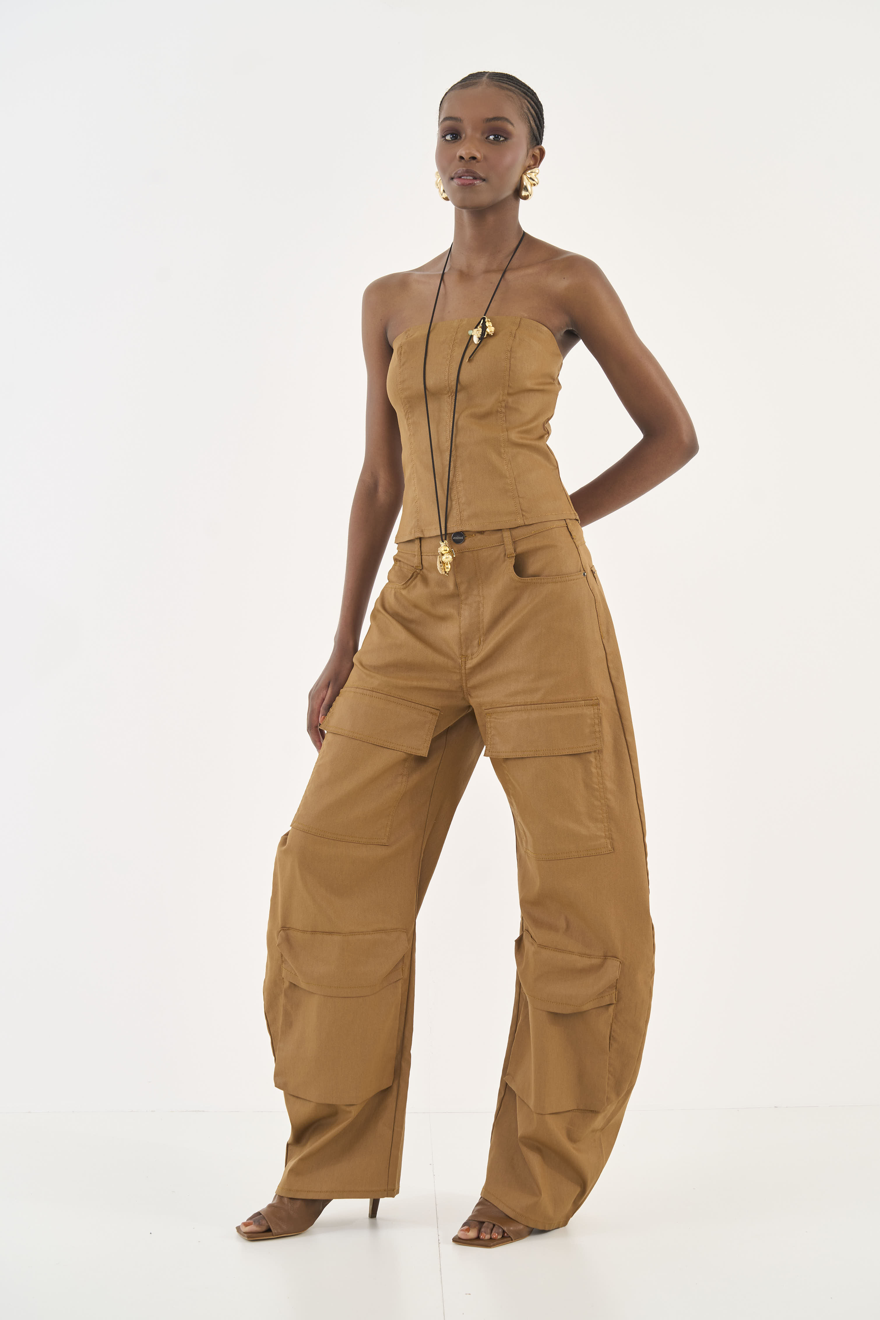 CALÇA SARJA LEONI LOW RESINADA 42 MARROM DROME
