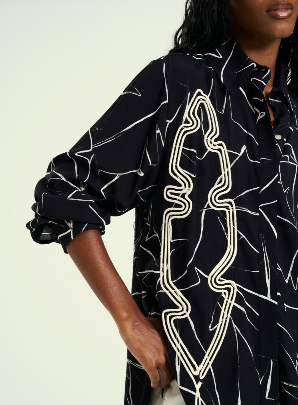 CAMISA ESTAMPADA COM BORDADO G CONTEMP. L.BLA.