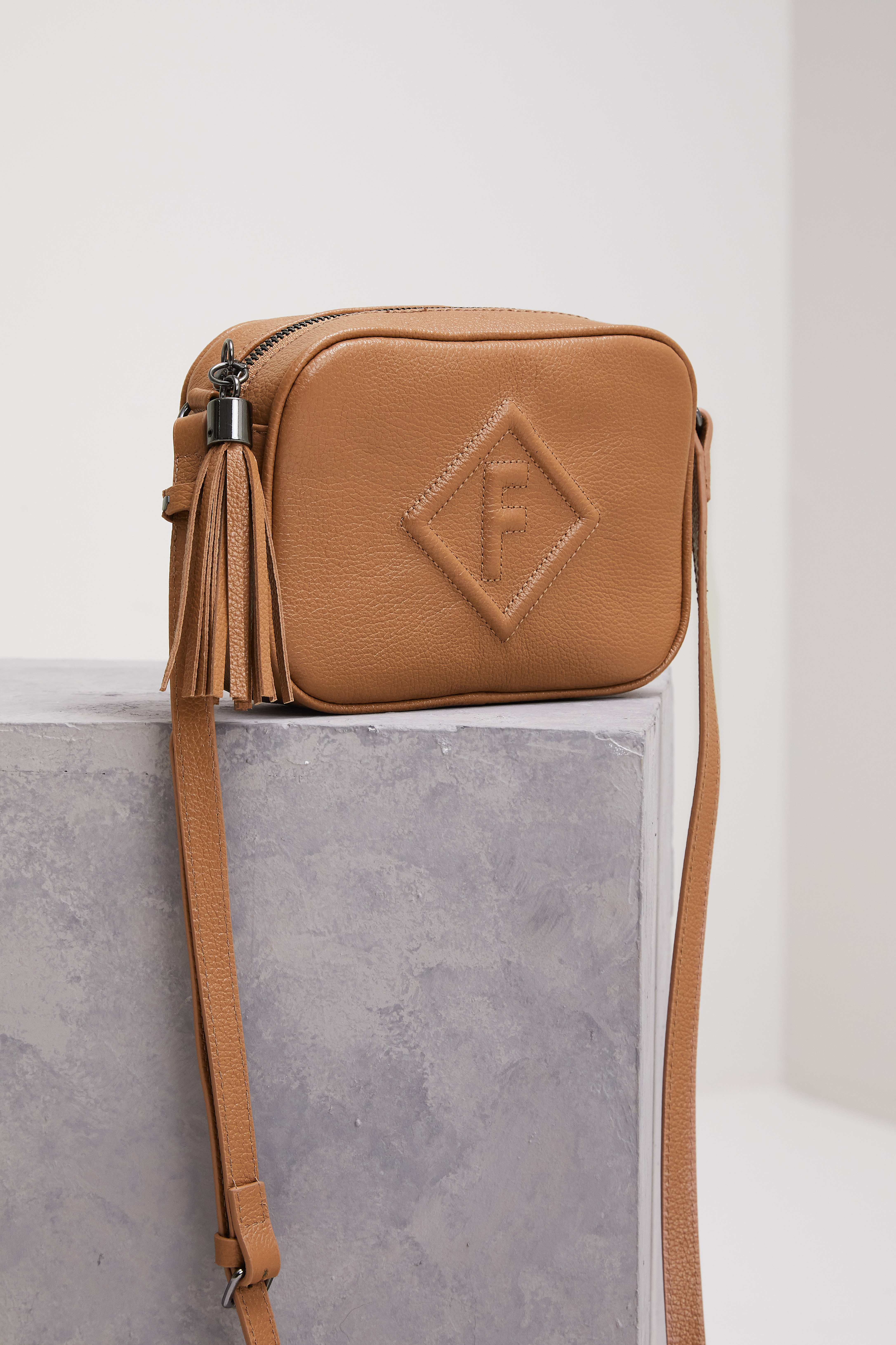 BOLSA FORUM CROSSBODY SURI U BEGE BELGATI