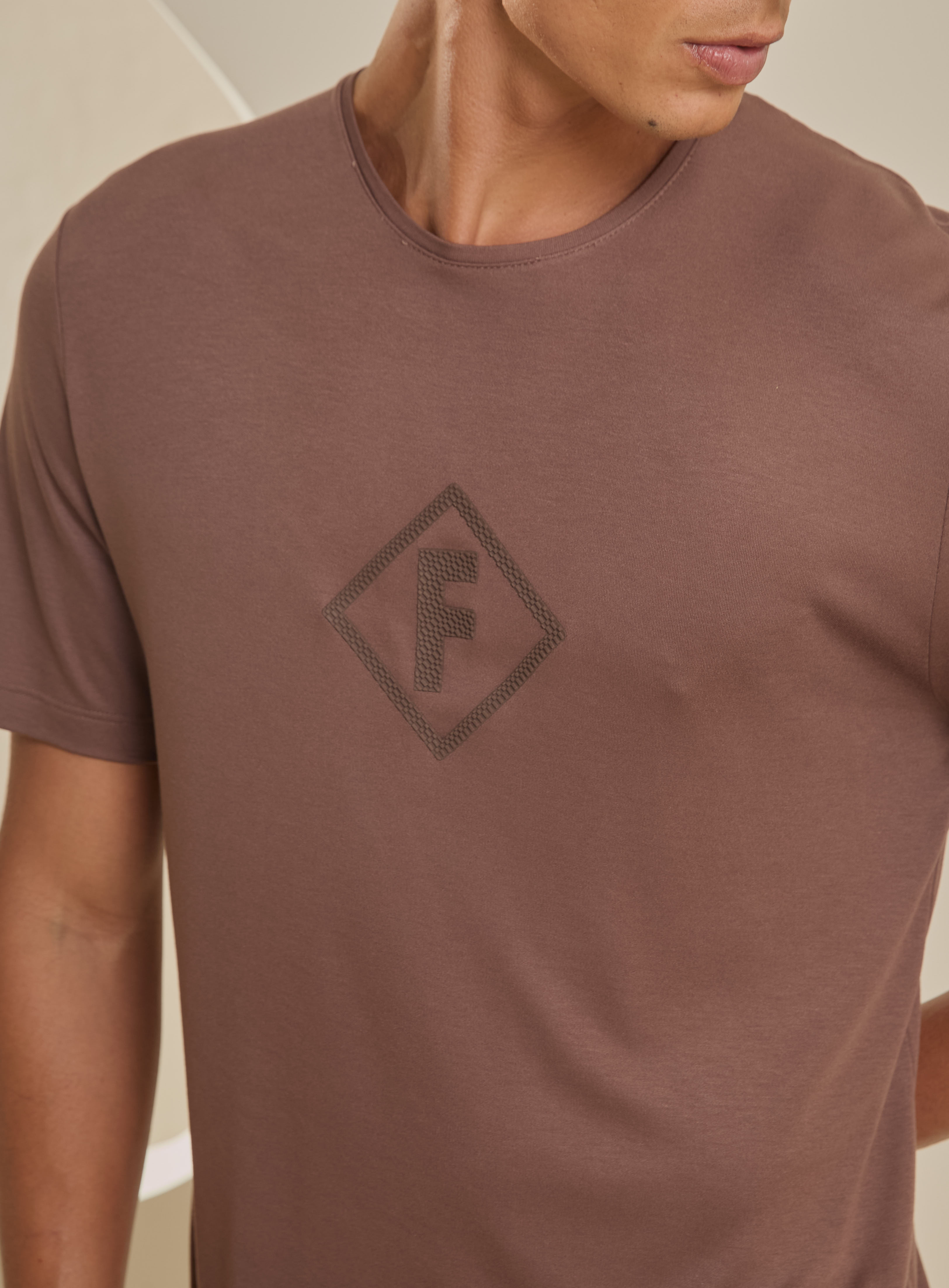 CAMISETA FORUM GG MARROM CASTOR