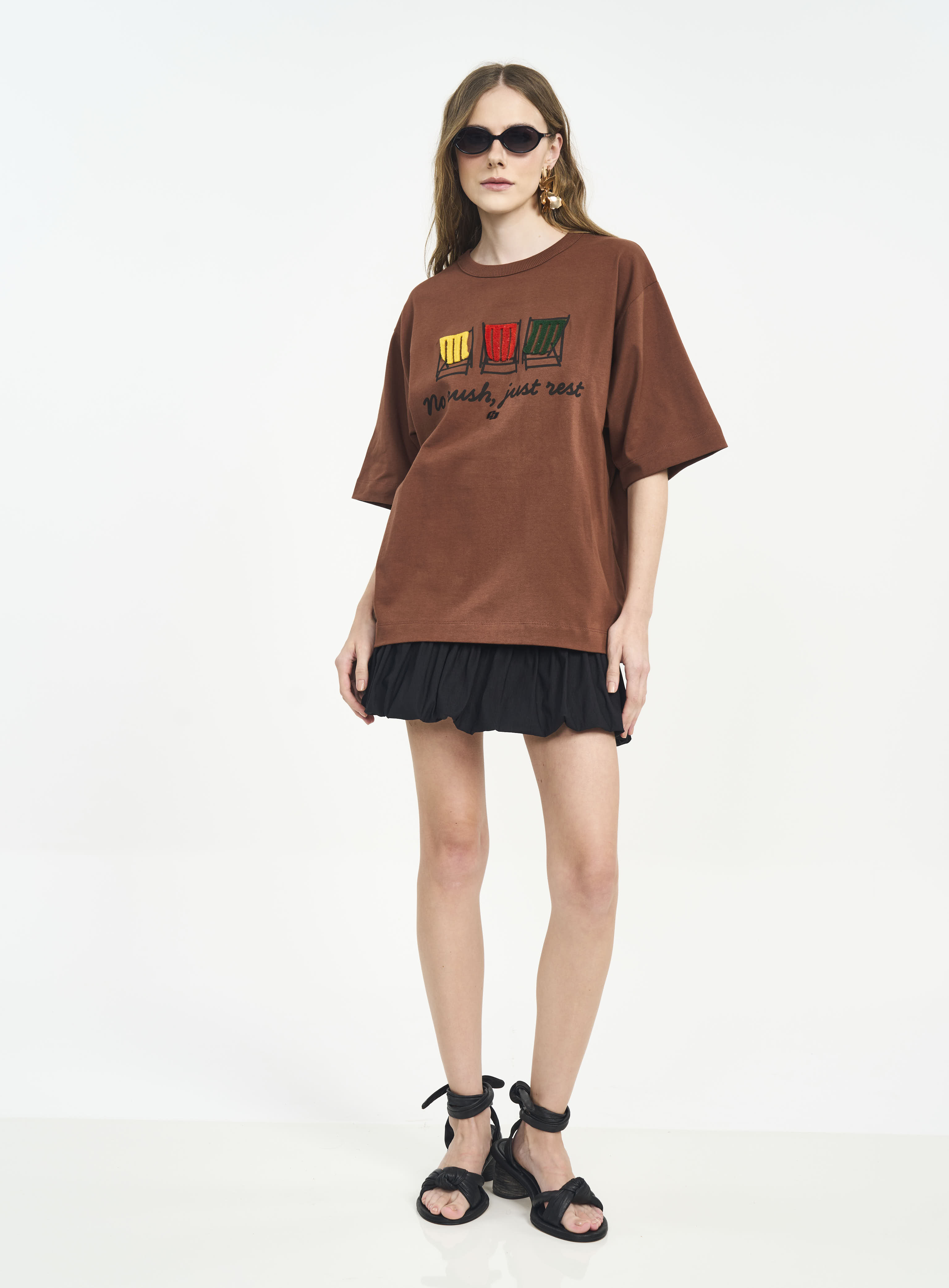CAMISETA ESTAMPADA E BORDADA G MARROM TIRAMISU