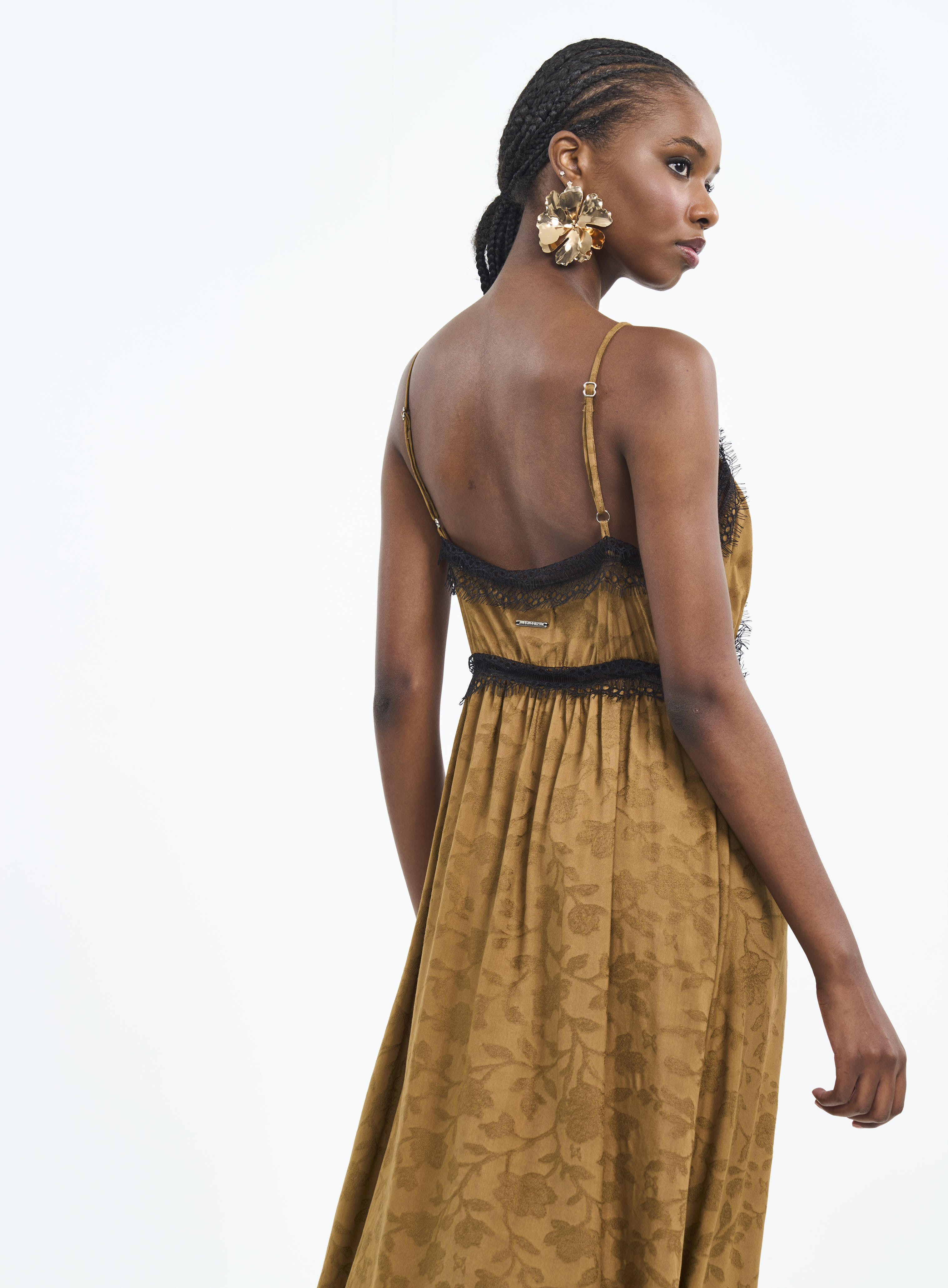 VESTIDO JACQUARD DETALHE RENDA M MARROM CUMARU
