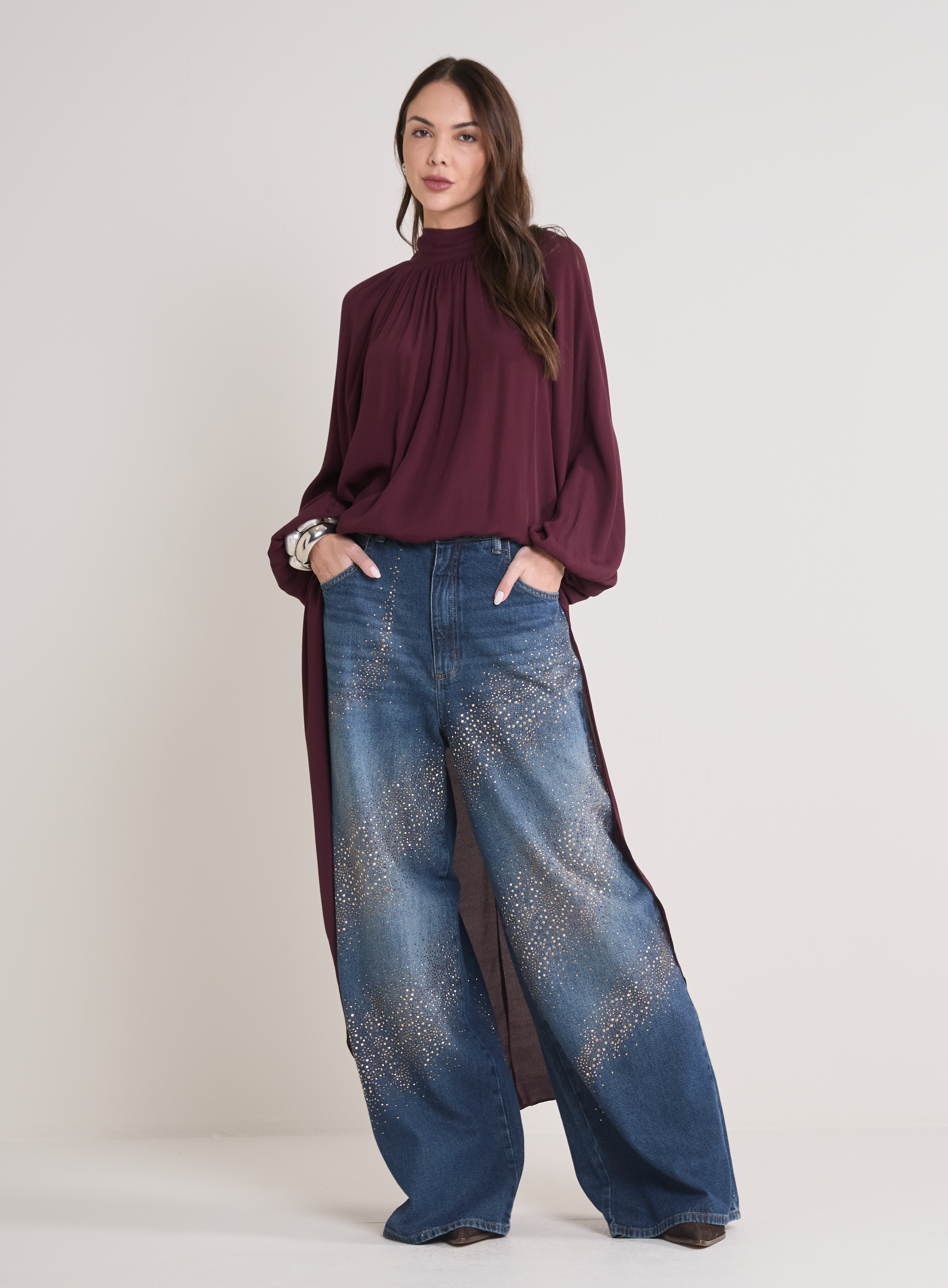 CALÇA JEANS BAGGY COM APLICAÇÃO 42 INDIGO