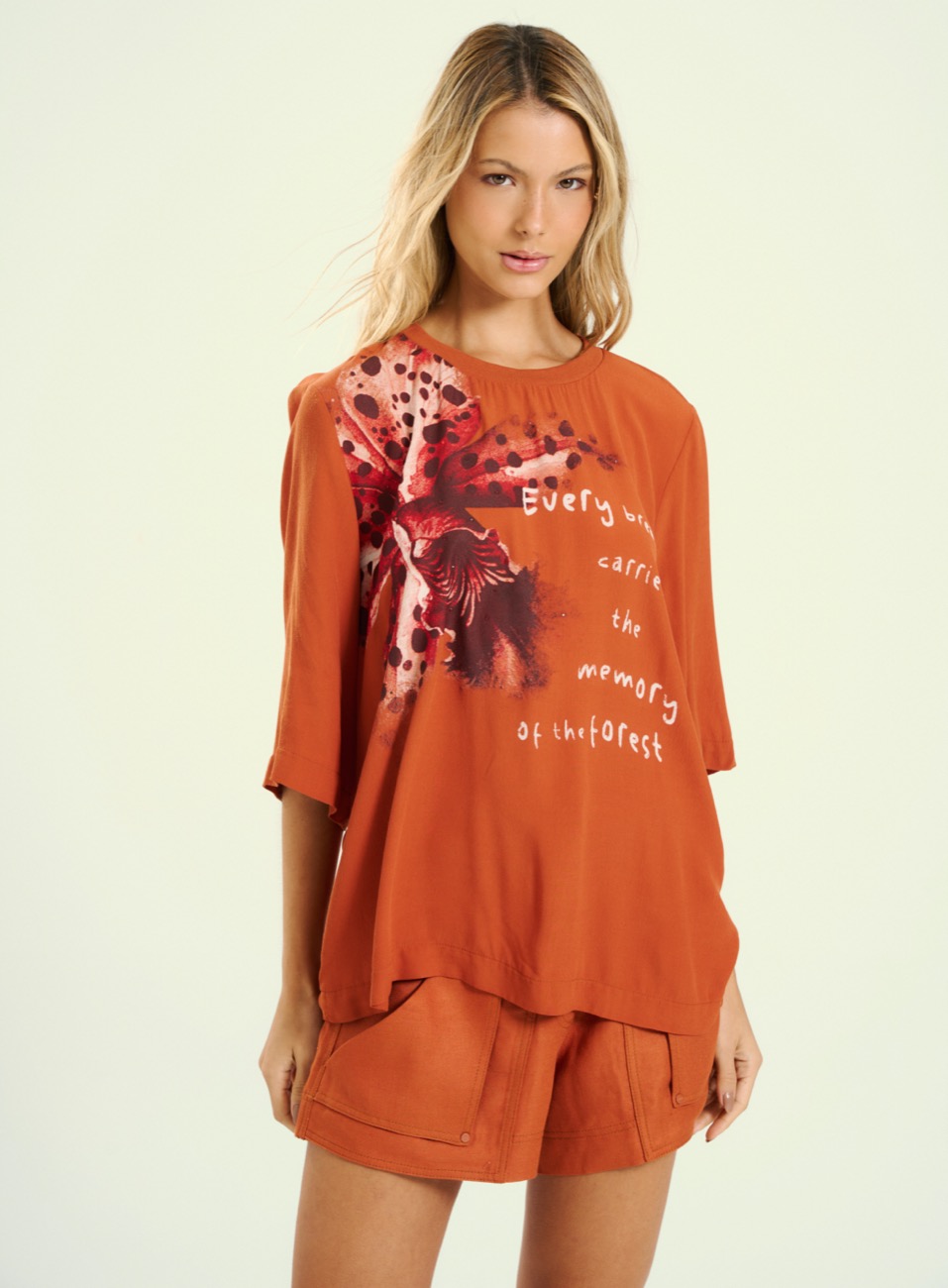 BLUSA ESTAMPADA COM APLICAÇÃO GG MARROM CARAMEL