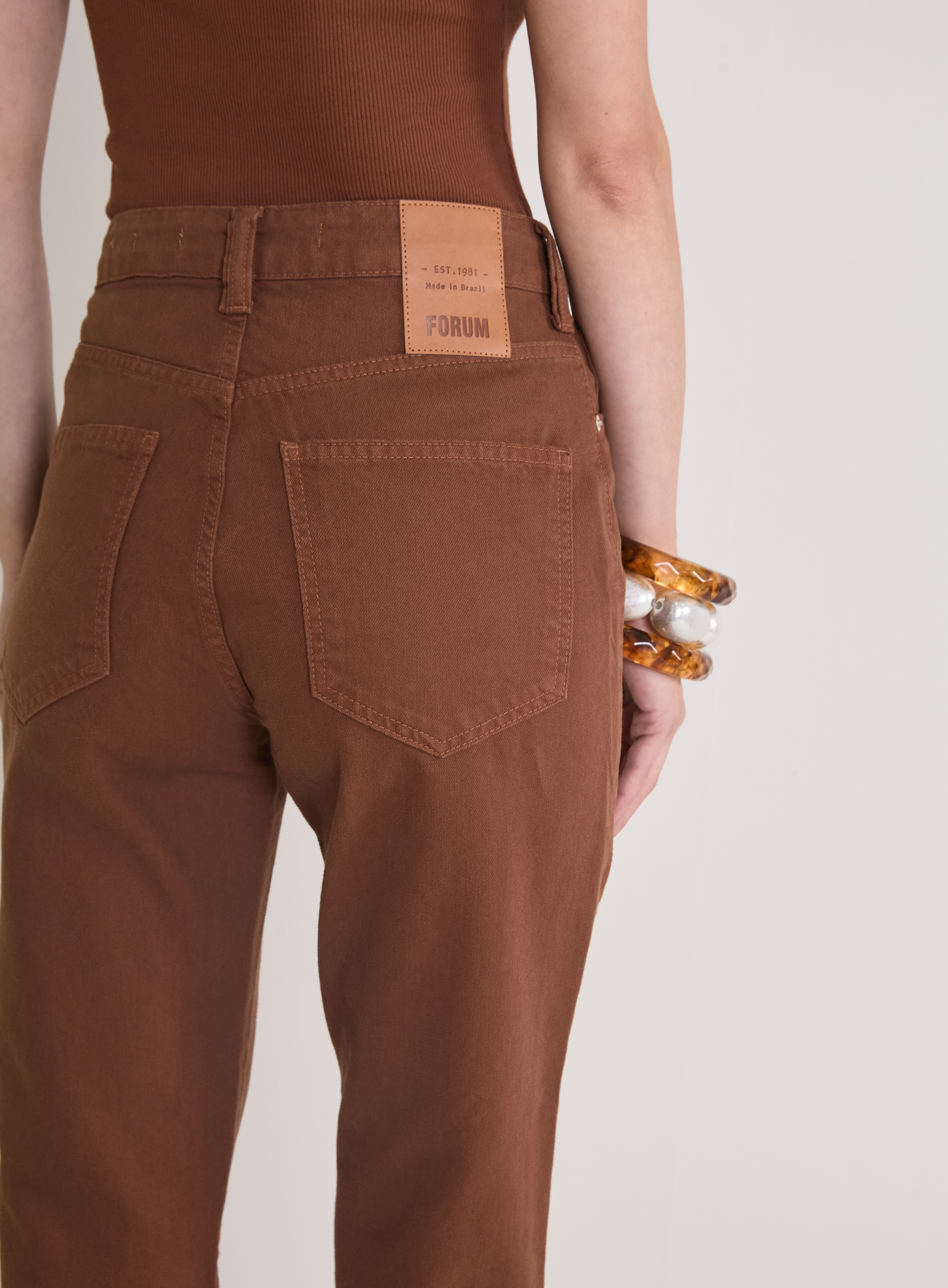 CALÇA SARJA LOLA 38 MARROM IMBUIA