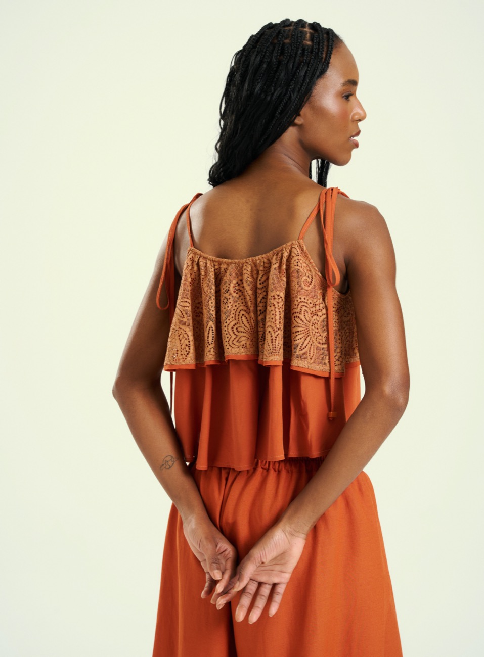 BLUSA DETALHE RENDA GG MARROM CARAMEL LATTE