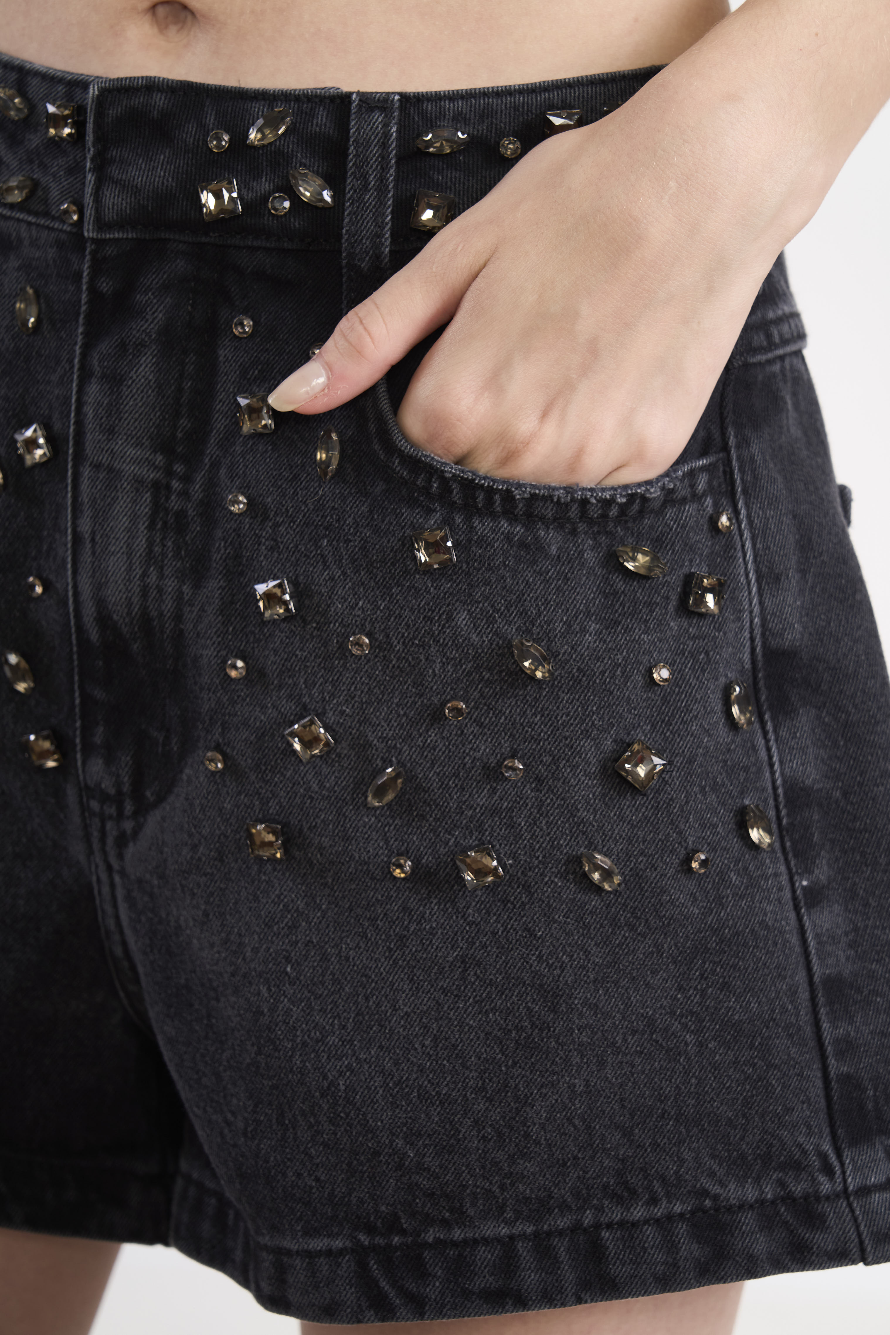 SHORT JEANS JADE COM BORDADO MANUAL 38 IND.PRETO