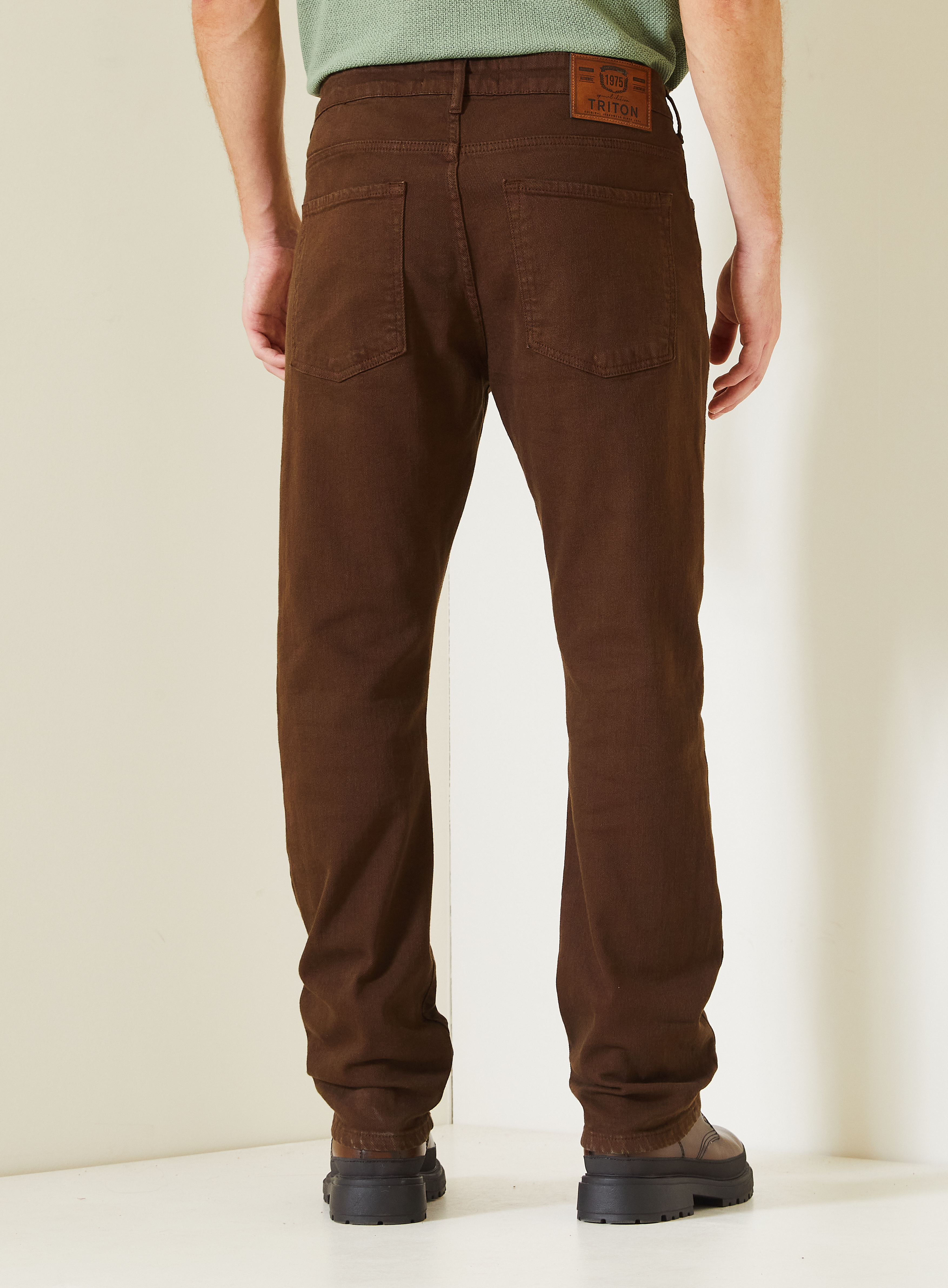 CALÇA SARJA LEO 38 MARROM NOBUCK