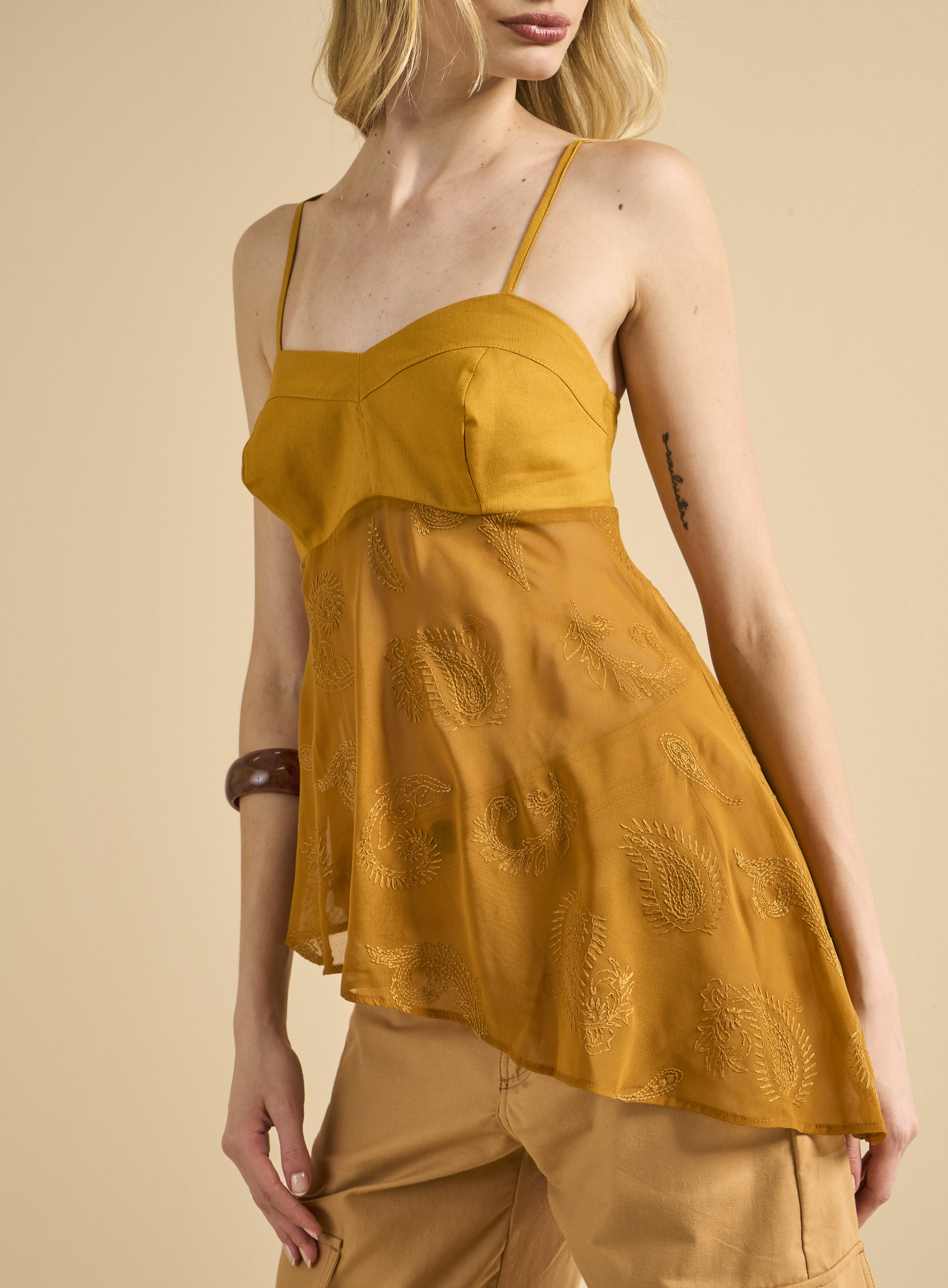 BLUSA BORDADA DETALHE LINHO P AMARELO SWIFT