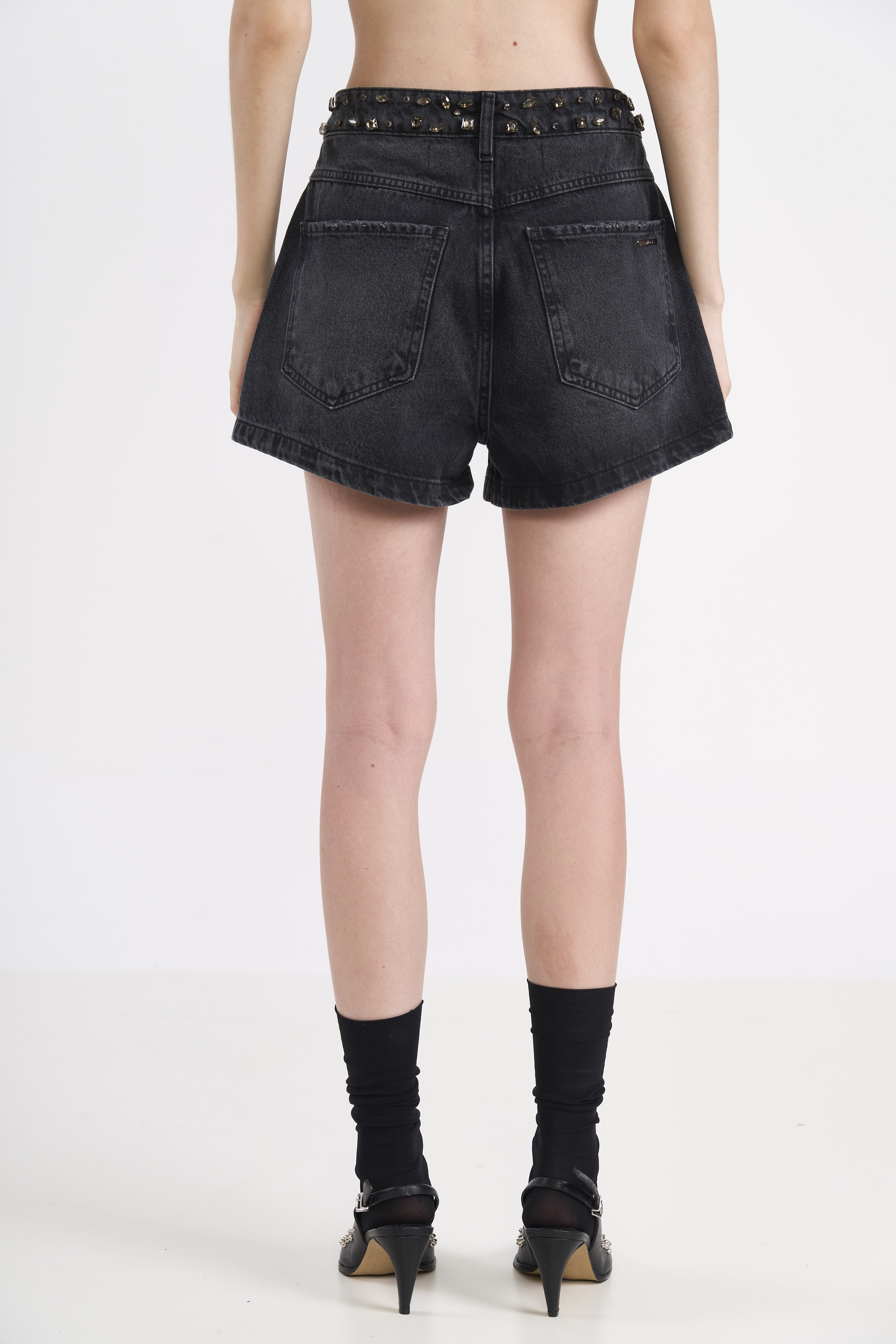 SHORT JEANS JADE COM BORDADO MANUAL 38 IND.PRETO