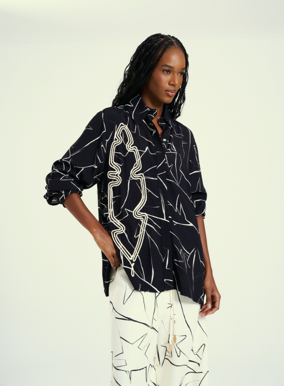 CAMISA ESTAMPADA COM BORDADO G CONTEMP. L.BLA.