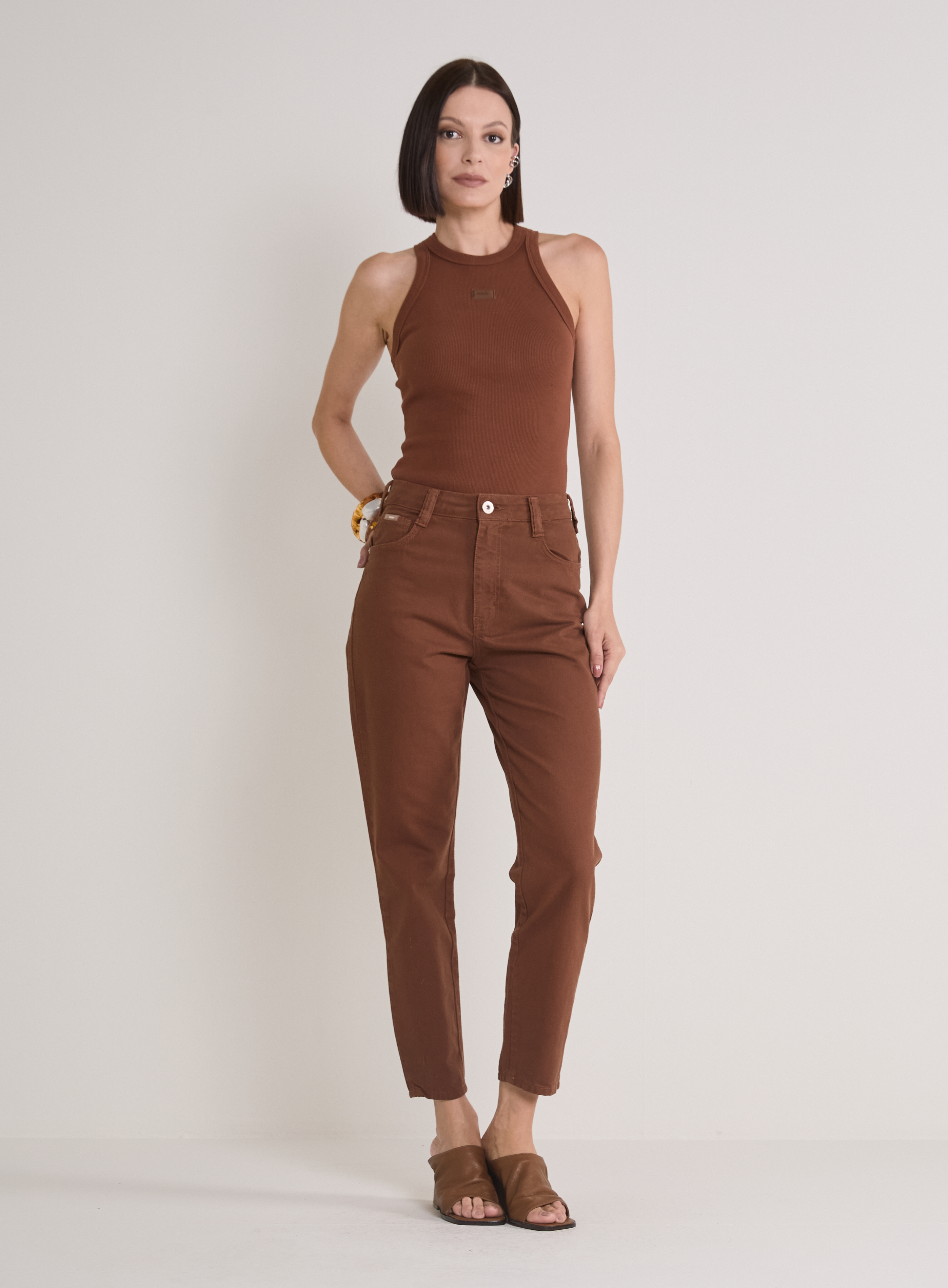 CALÇA SARJA LOLA 38 MARROM IMBUIA