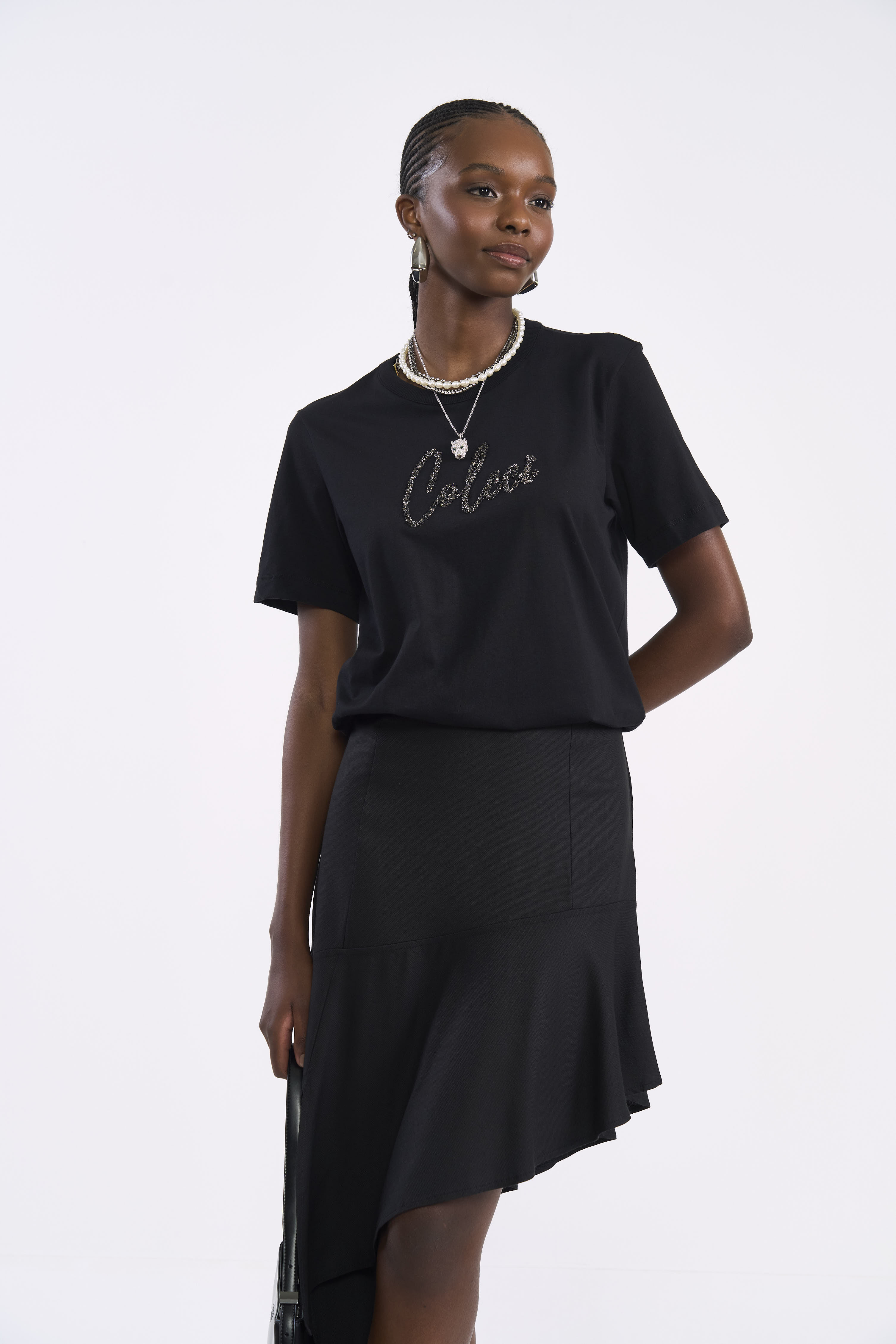 CAMISETA COM APLICAÇÃO G PRETO