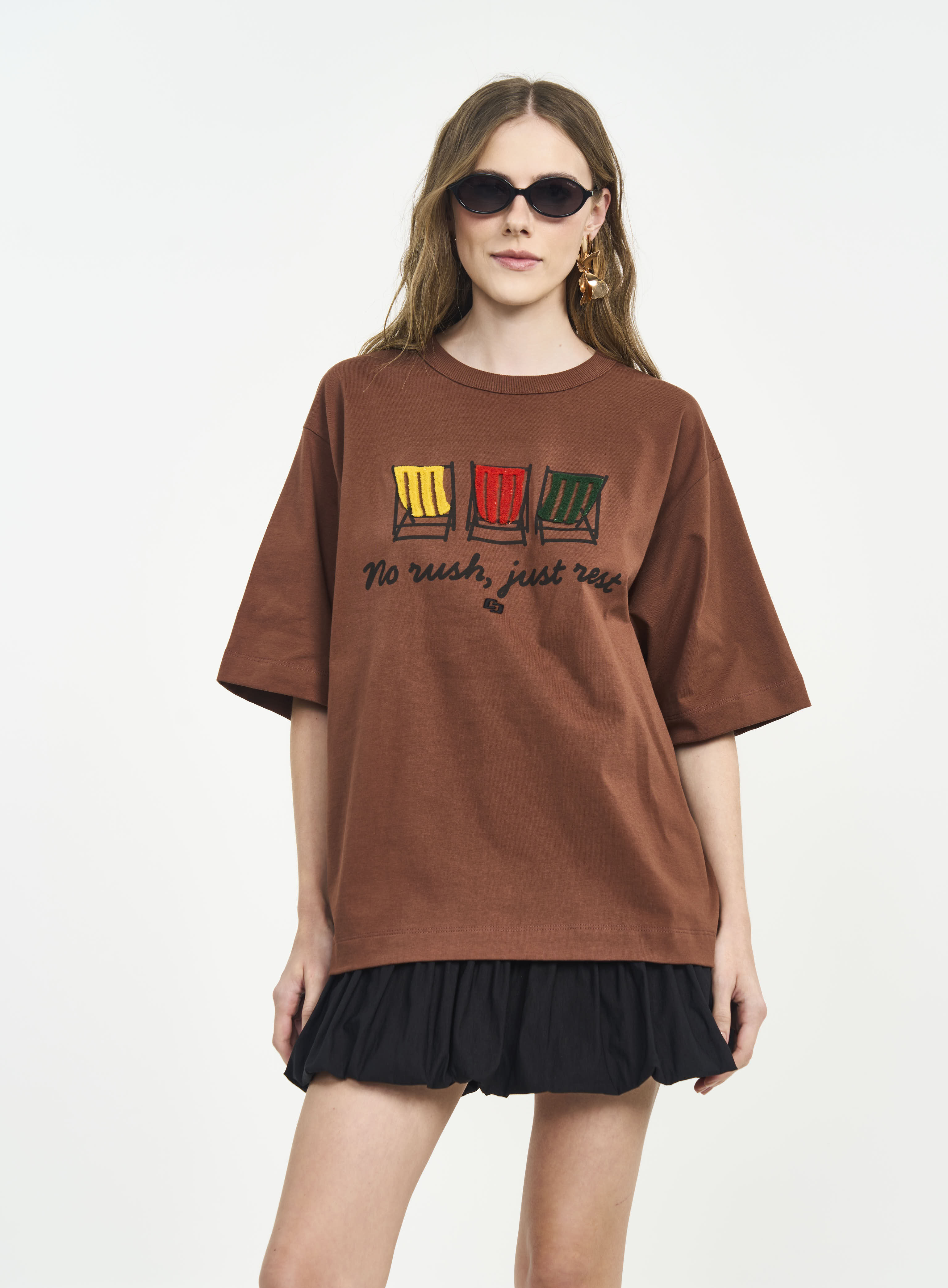 CAMISETA ESTAMPADA E BORDADA G MARROM TIRAMISU