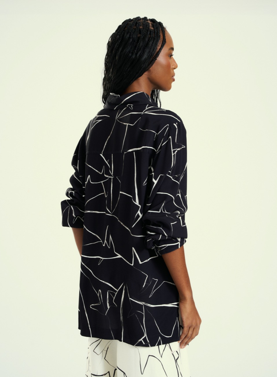 CAMISA ESTAMPADA COM BORDADO G CONTEMP. L.BLA.
