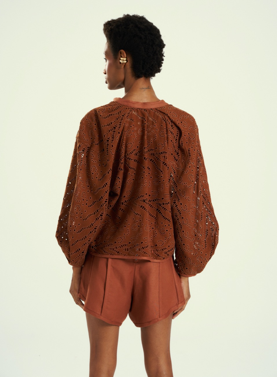 BLUSA LINHO BORDADA M MARROM CHEASTNU