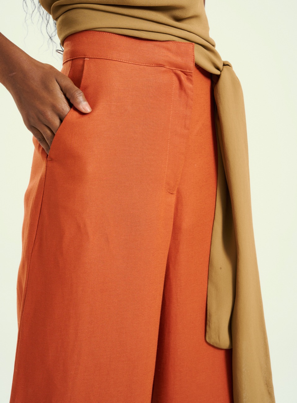 CALÇA LINHO GG MARROM CARAMEL