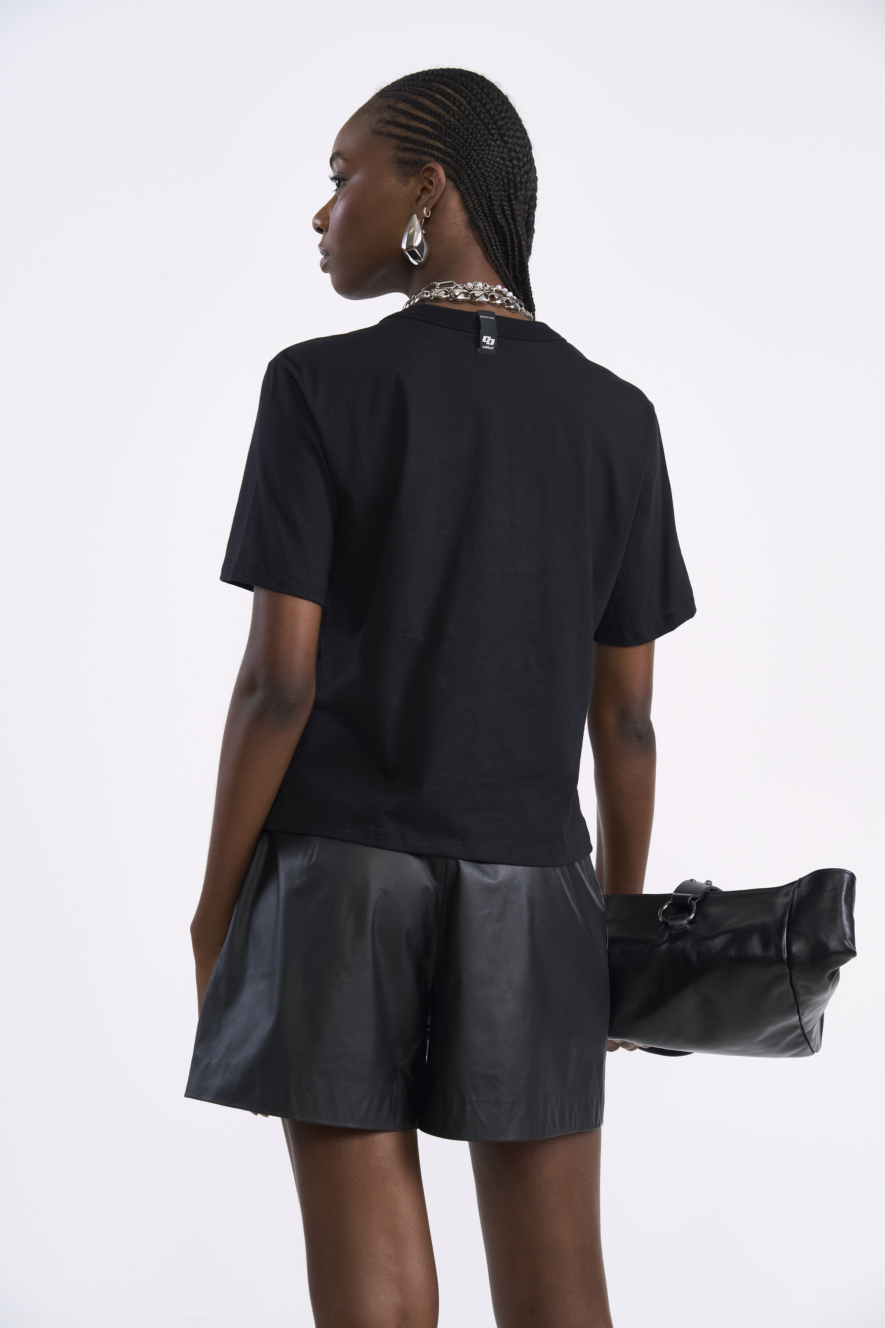 CAMISETA BORDADA M PRETO