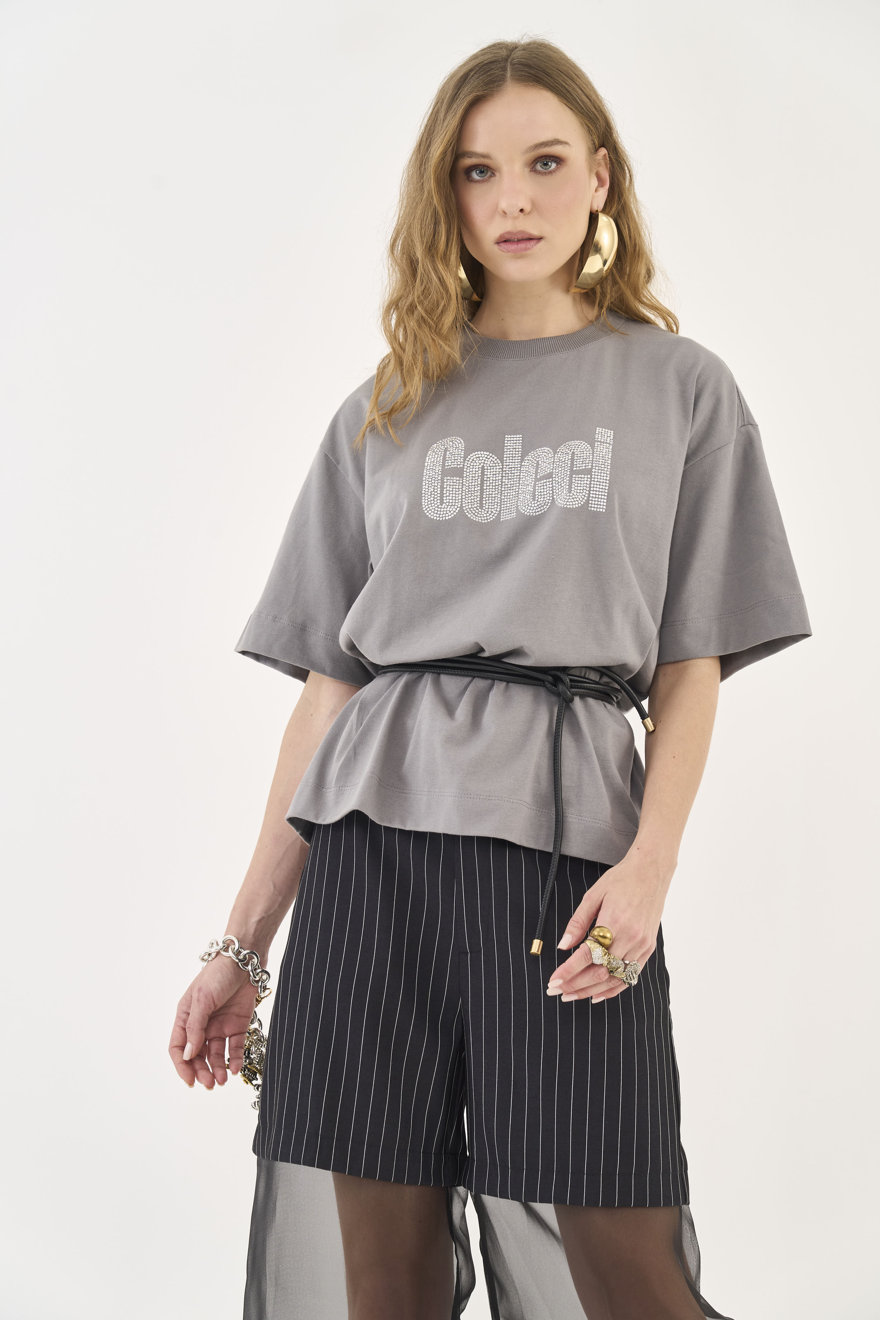 CAMISETA COM APLICAÇÃO G CINZA ALITA