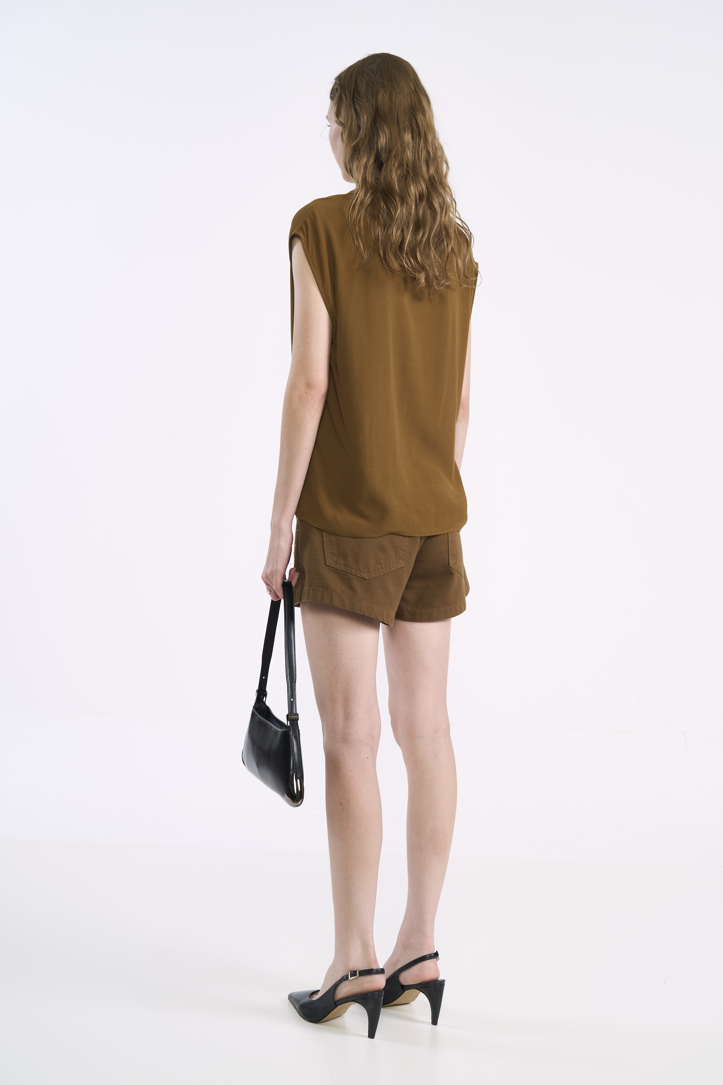 SHORT SARJA JADE 34 MARROM CUMARU