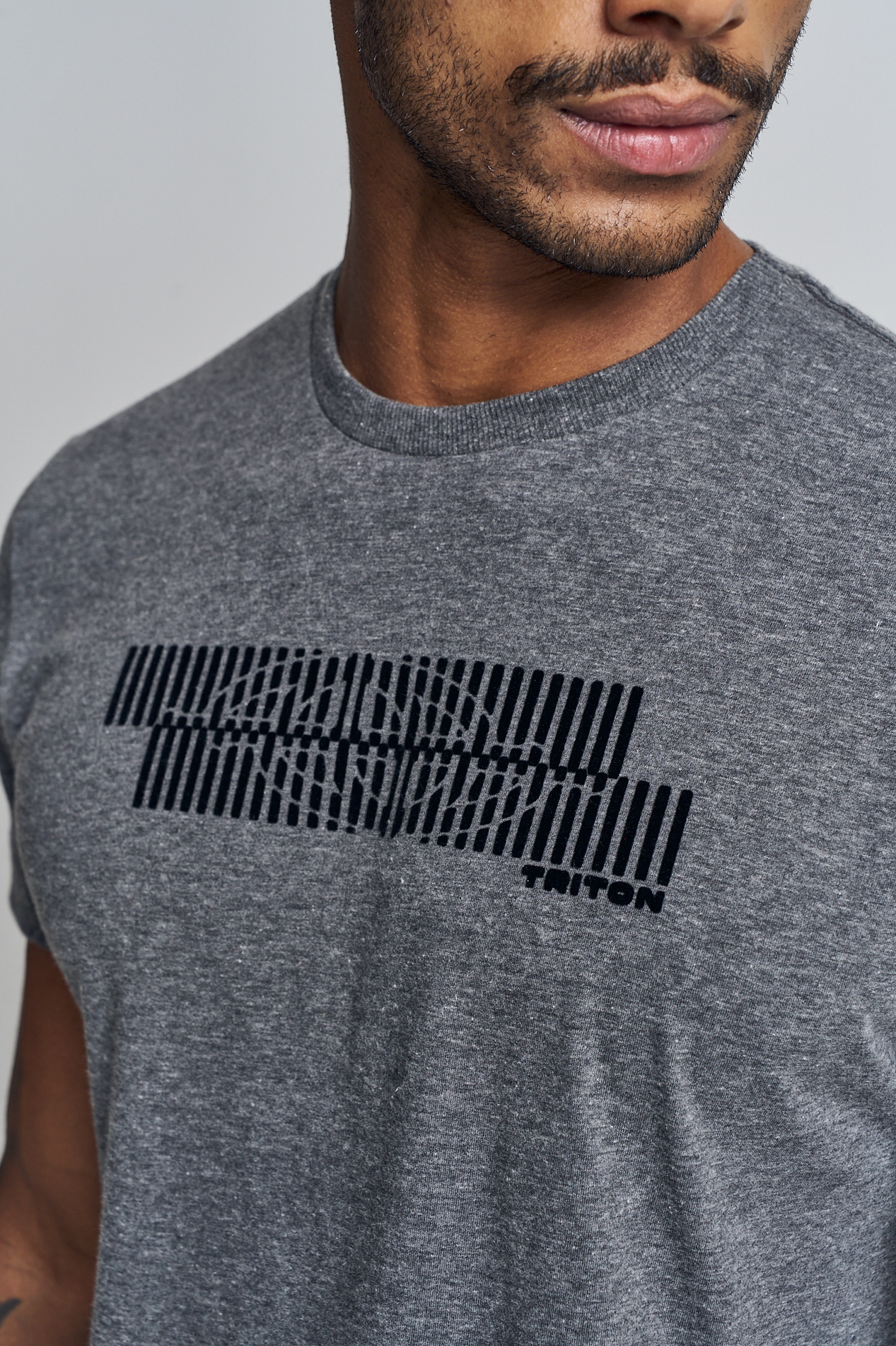 CAMISETA TRITON M CINZA FULIGEM