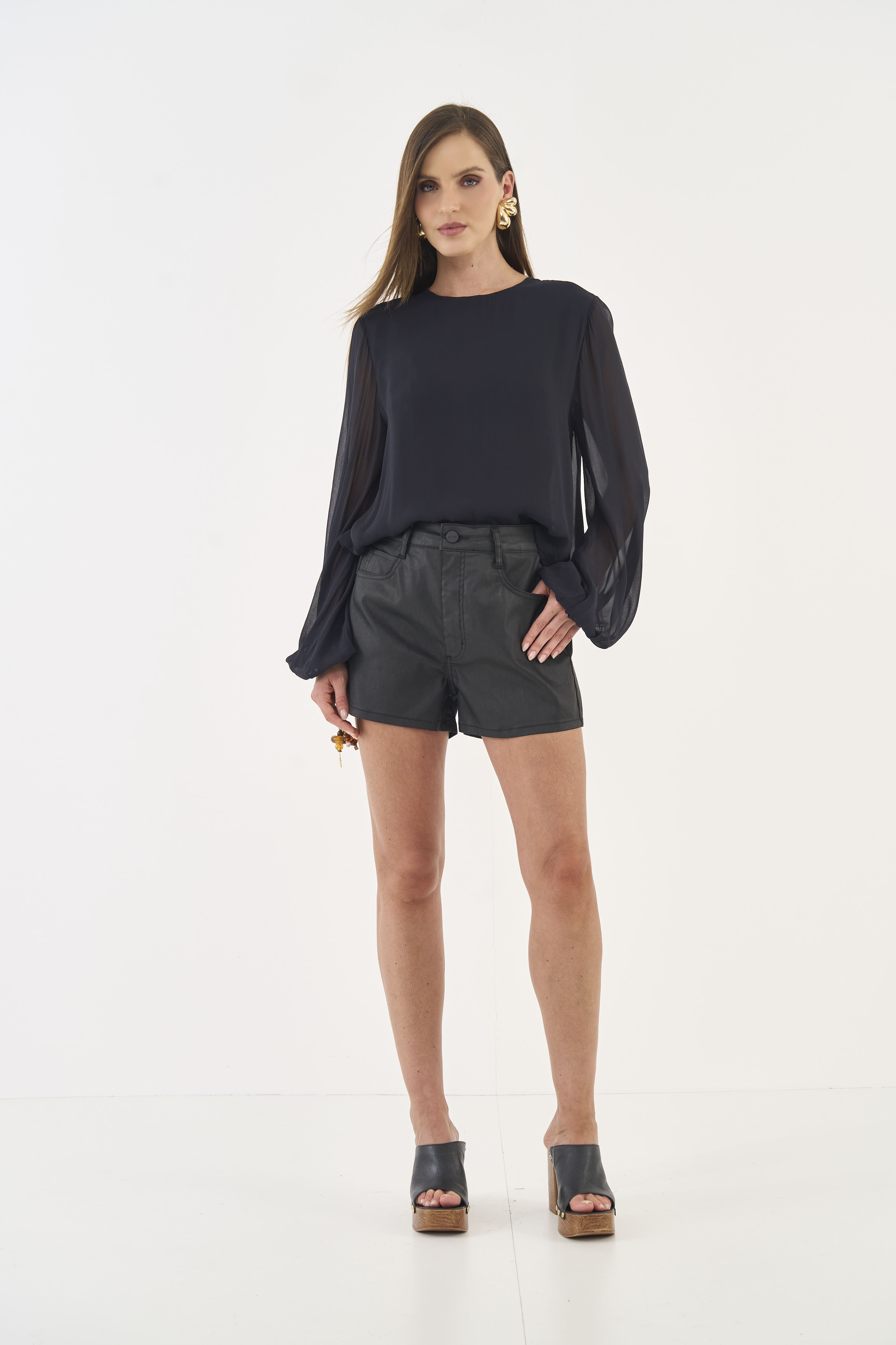 SHORT SARJA RESINADA JADE 38 PRETO