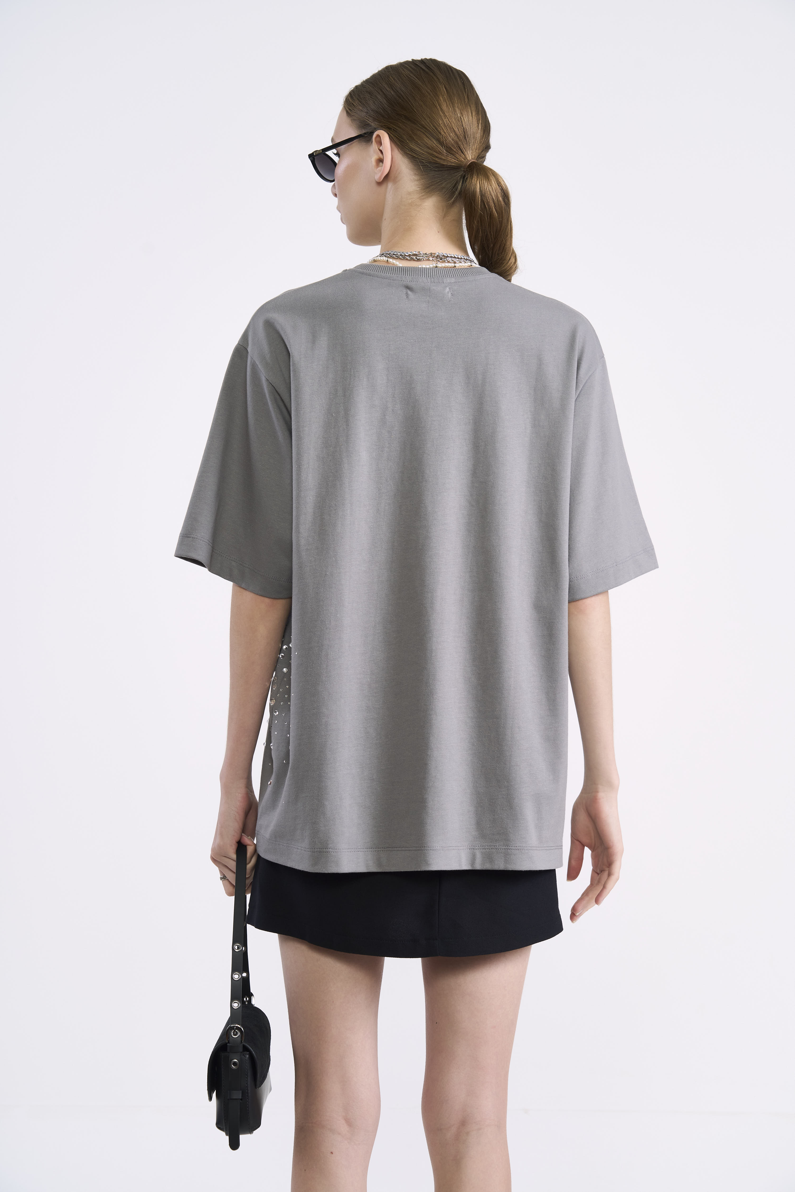 CAMISETA COM APLICAÇÃO G CINZA ALITA