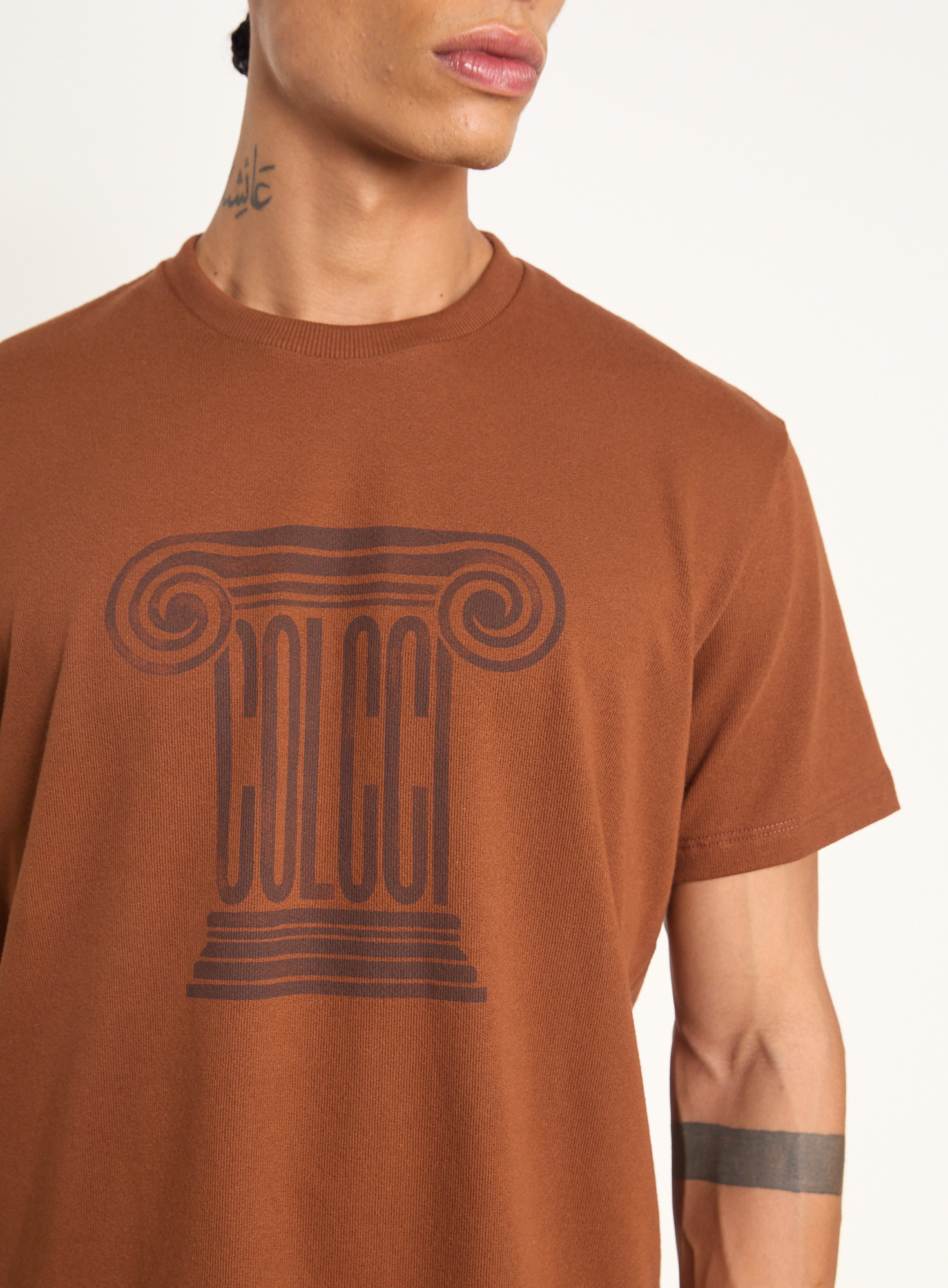 CAMISETA COLCCI GG MARROM CARVALHO