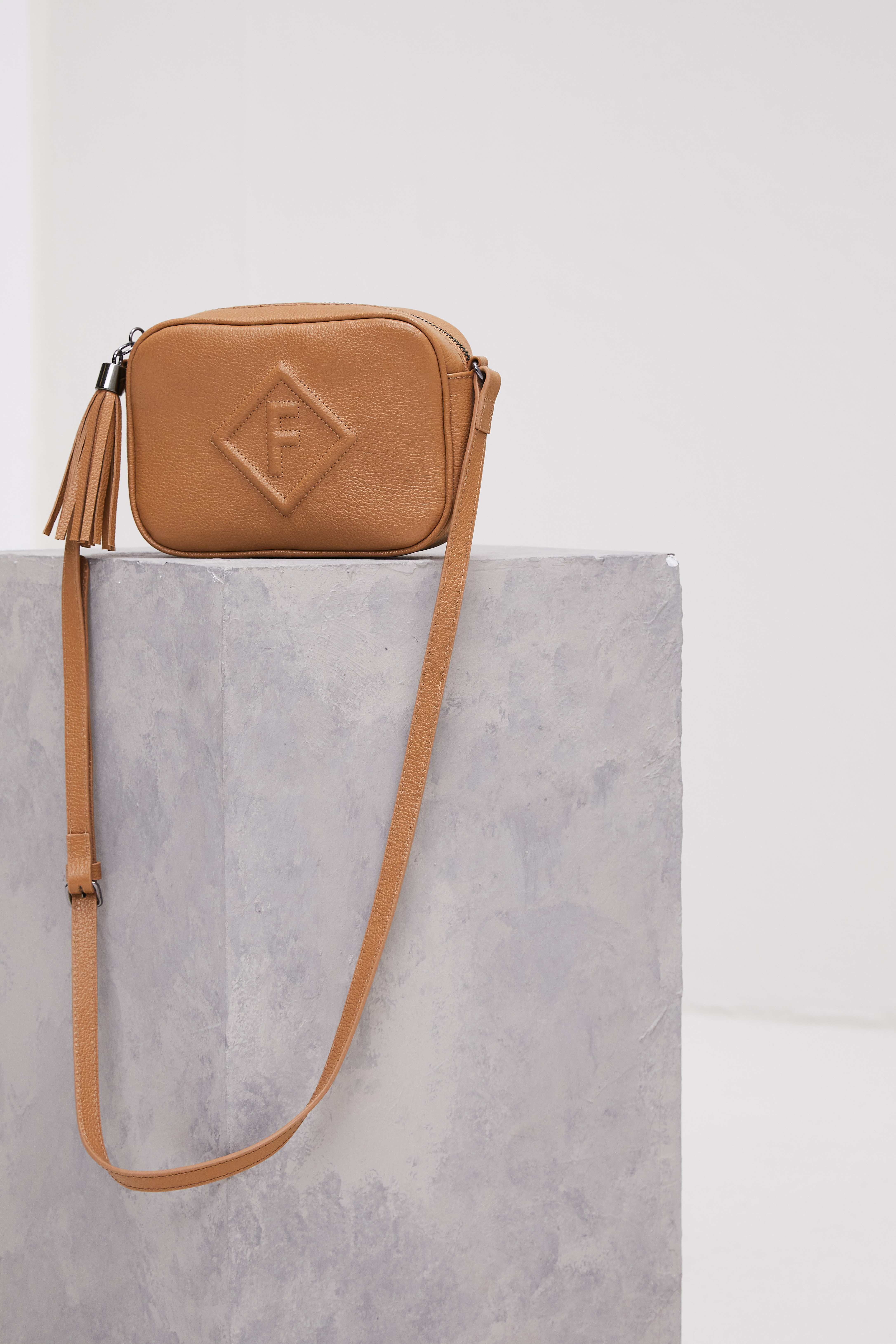 BOLSA FORUM CROSSBODY SURI U BEGE BELGATI