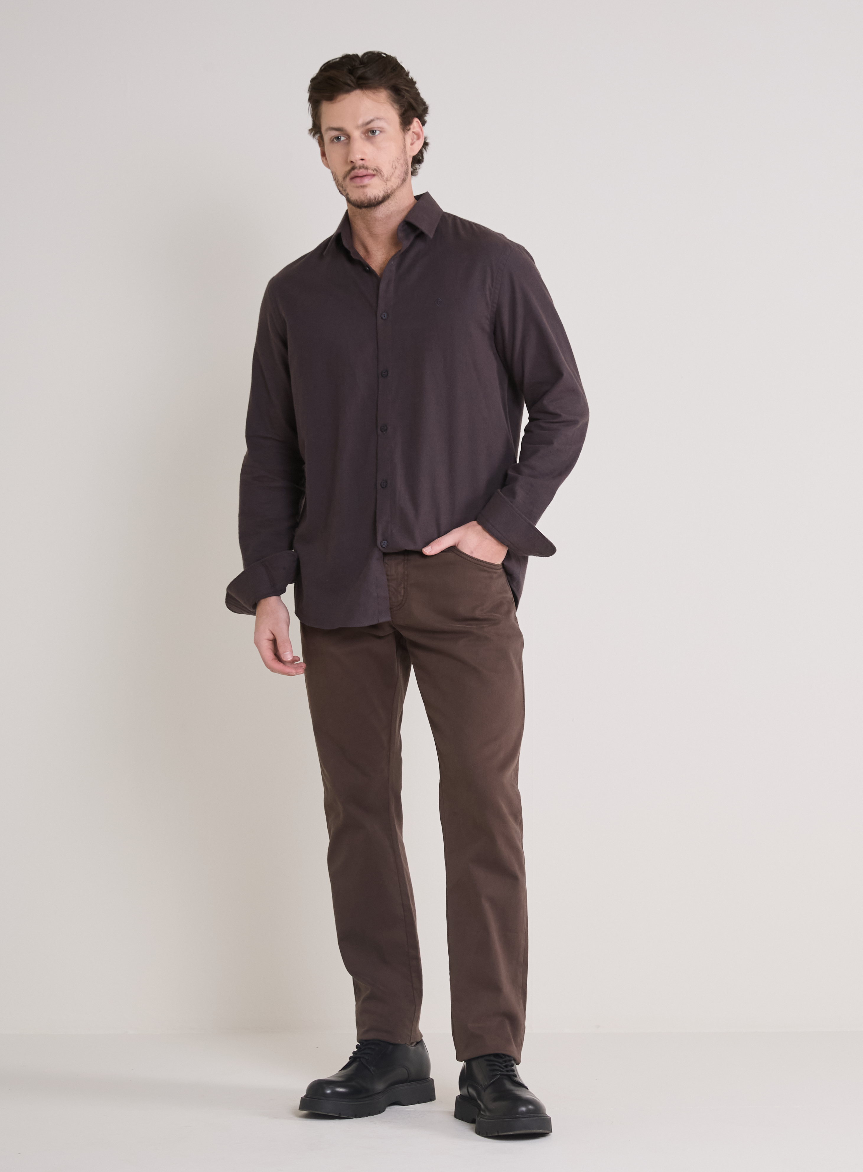 CALÇA SARJA PAUL SLIM 44 MARROM NOBUCK